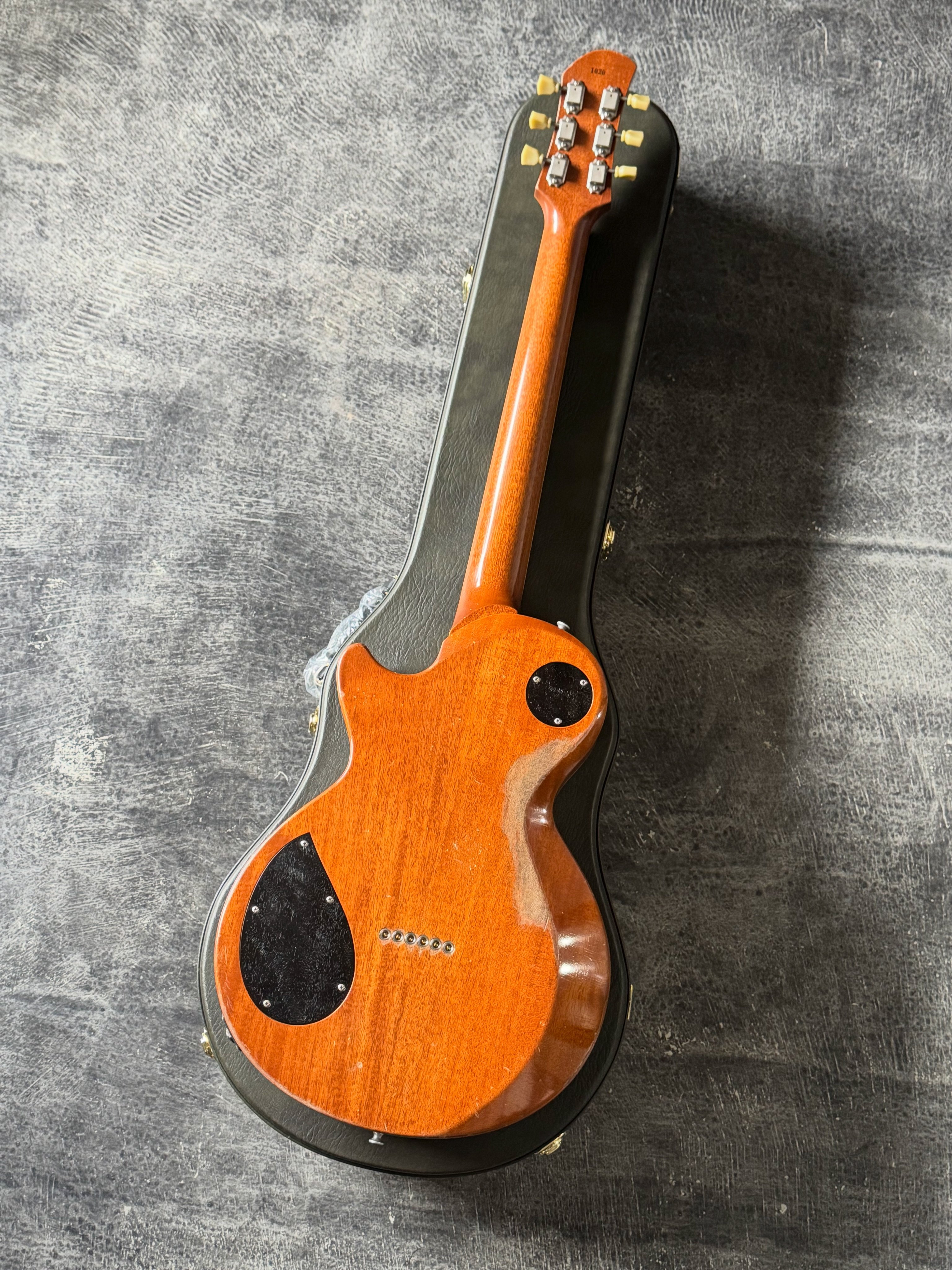 10-FEETのTAKUMAさん用に New Guitarが完成！ すでに先日の北海道での