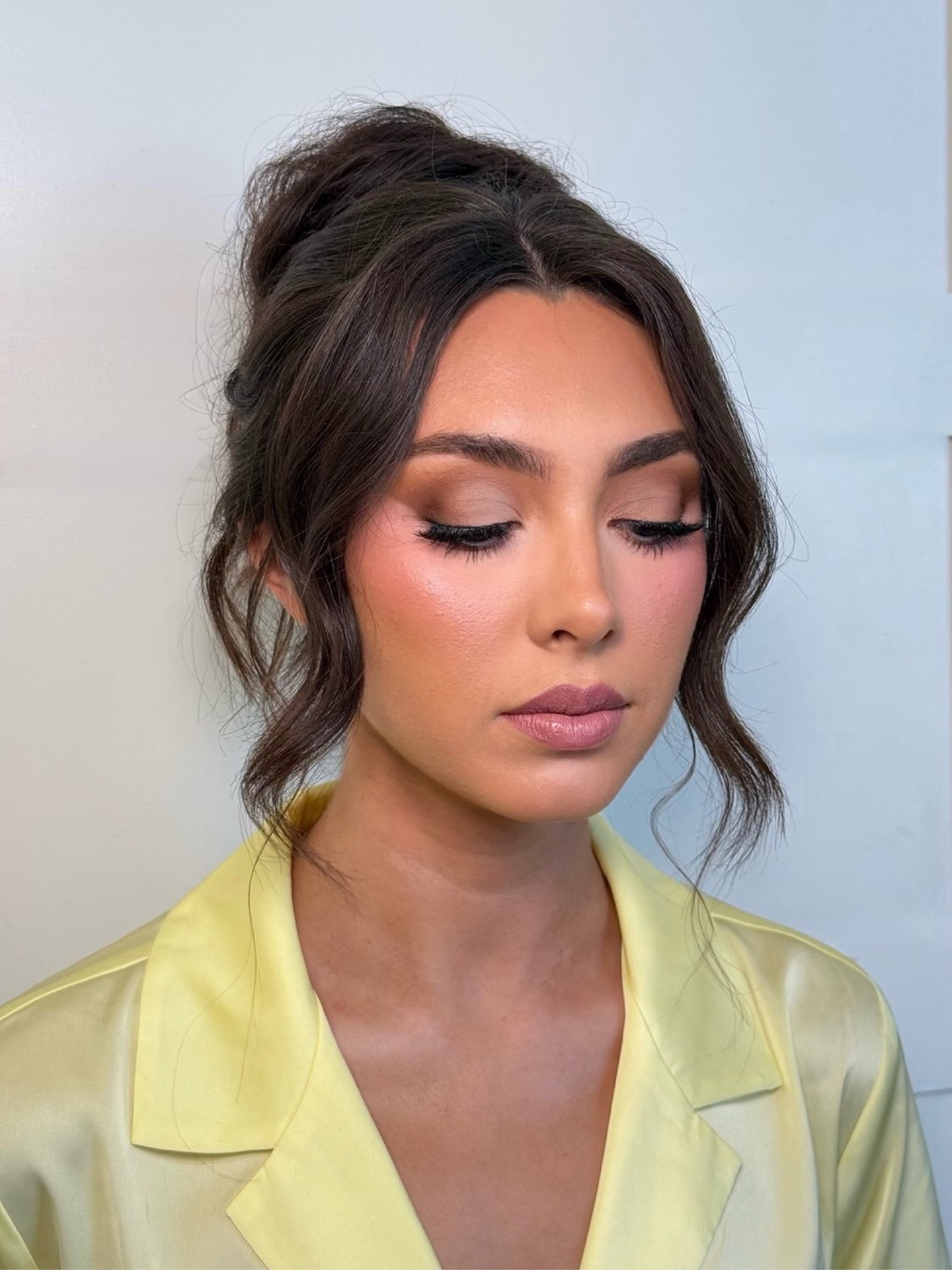 Our Makeup of the Month is the perfect balance of soft yet snatched ✨ A smokey neutral matte eye with cream liner in the waterline, fluffy cat-eye lashes, diffused bronzer + pink
