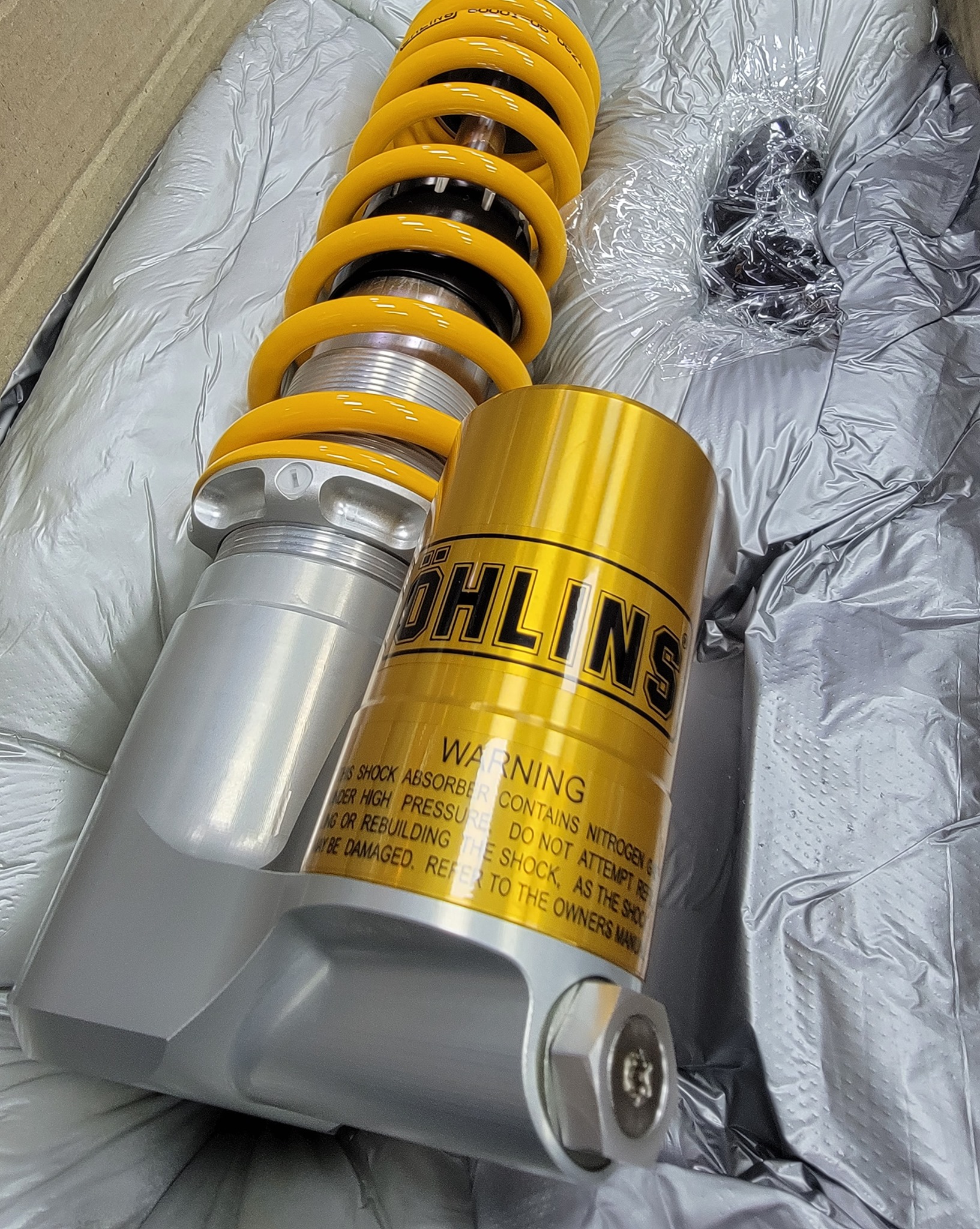 moto-one.com.hk - Vespa GTS300 Ohlins前後避震，終於到港啦！...