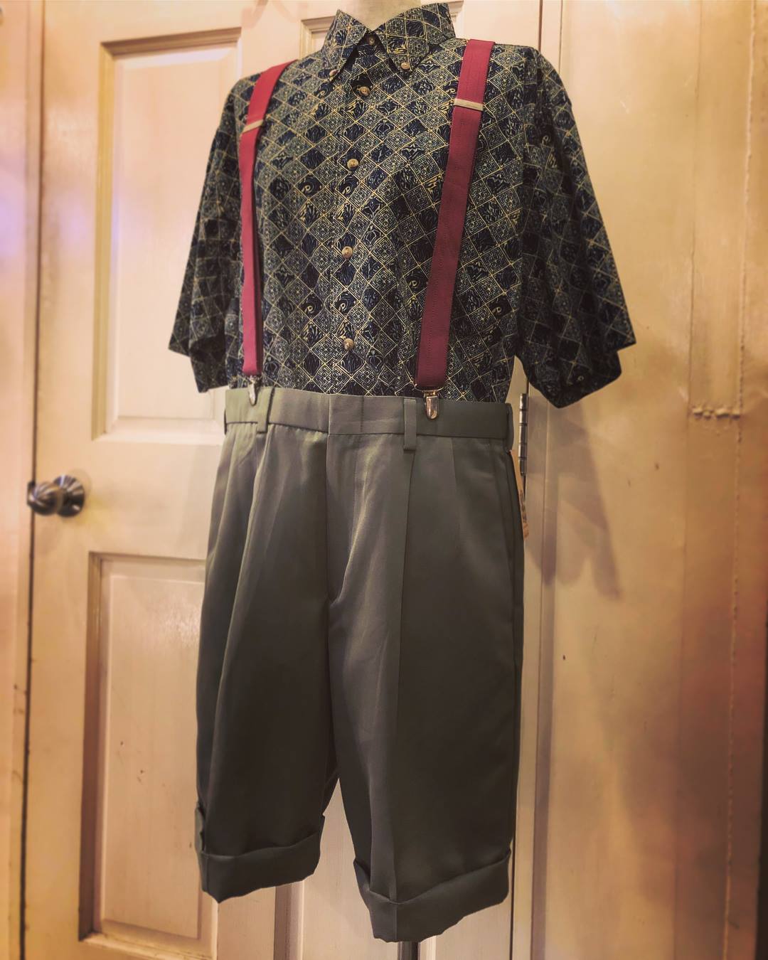 新商品】 古着のスラックスを、 リメイクでショーツにしちゃいました 