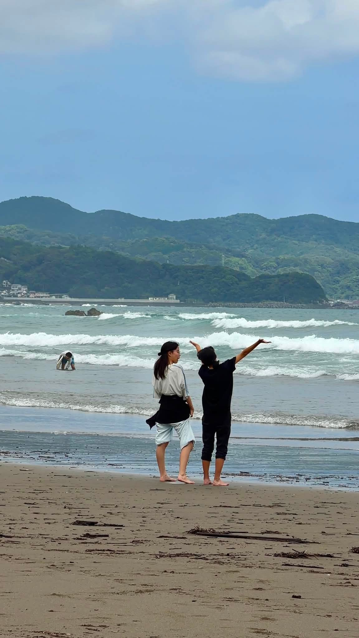 夏の太平洋が、白く砕ける。 サーフィンの名所、高知県黒潮町の入野