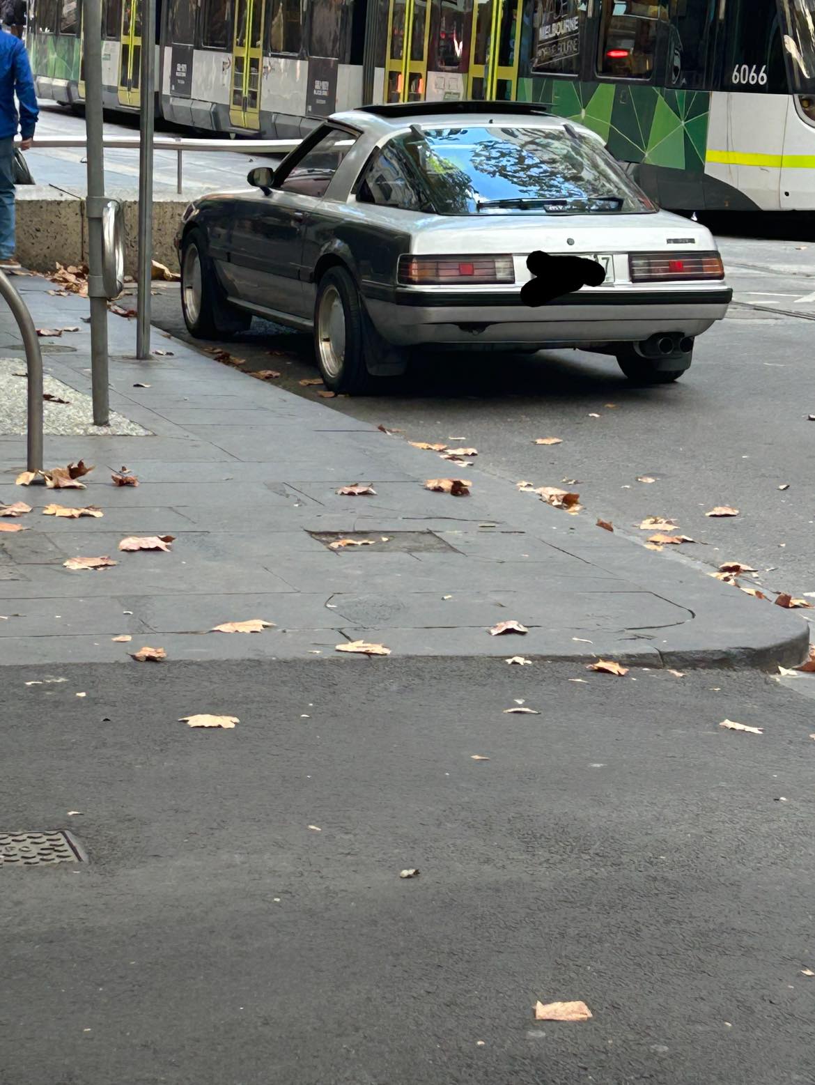 Vintage car spotting with original L plates and rims