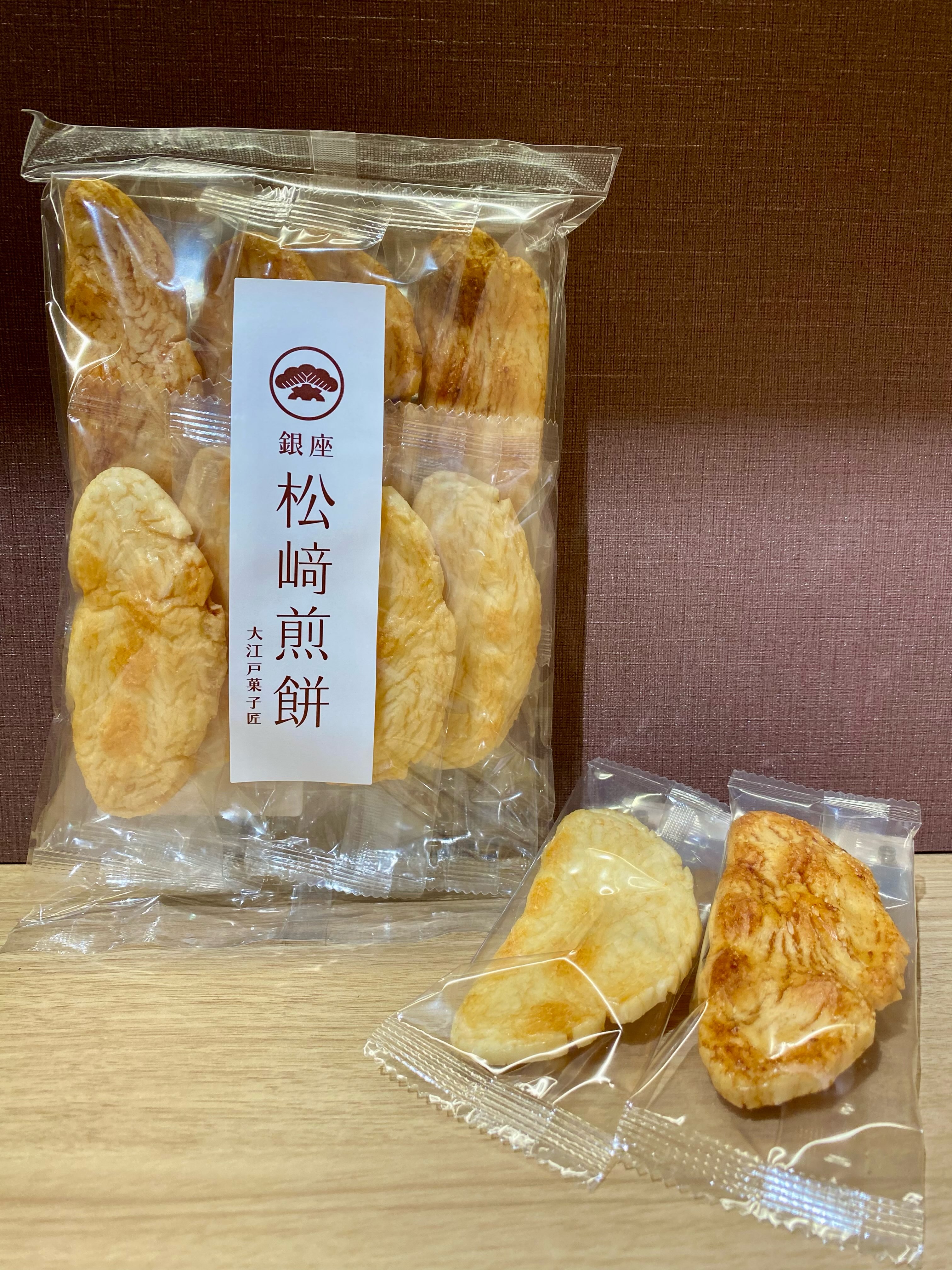 銀座松崎煎餅 創業以来の瓦煎餅🎶✨ 季節の絵柄の三味胴が5枚入って お