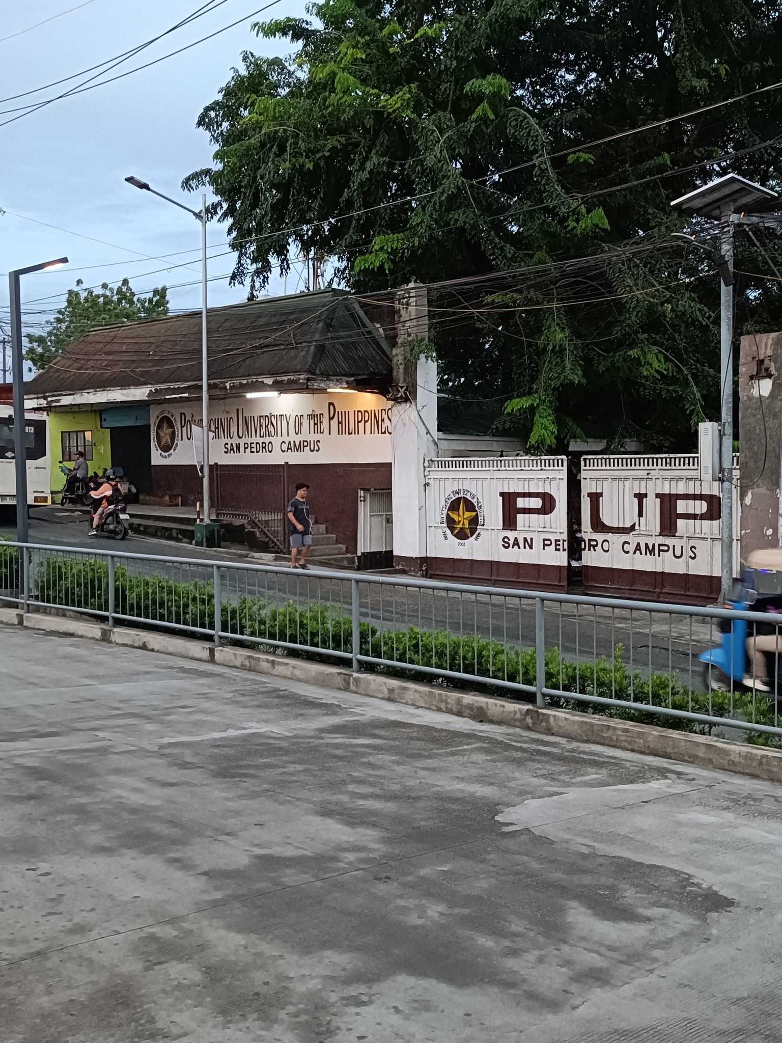 Carolyn - Kaunahang State University sa San Pedro Laguna. Dati nmin ...