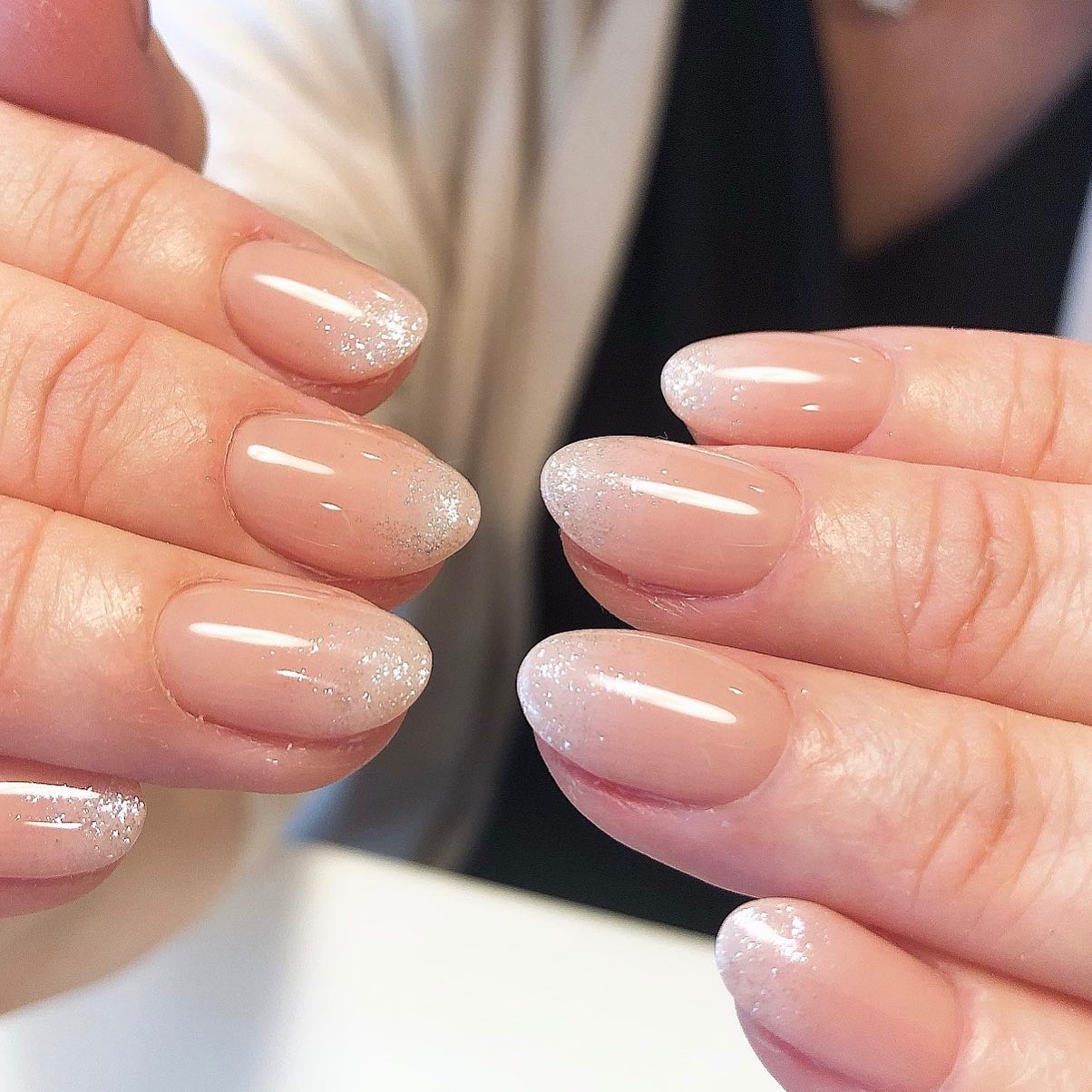 Foco Nail Fc001がメインの肌馴染みの良い混色カラーにふんわりホワイトグラデーション Foconail人気のデザインです Foconail Nails Gelnails ホワイトグラデーションネイル シンプルネイル オフィスネイル 南青山 南青山ネイリスト 南青山ネイルサロン