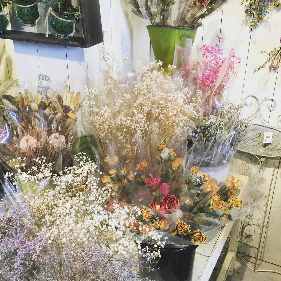 重松花屋 今日からドライフラワーウィークです お店の前にも沢山のドライフラワーやスワッグが並びました ぜひ お部屋 Facebook