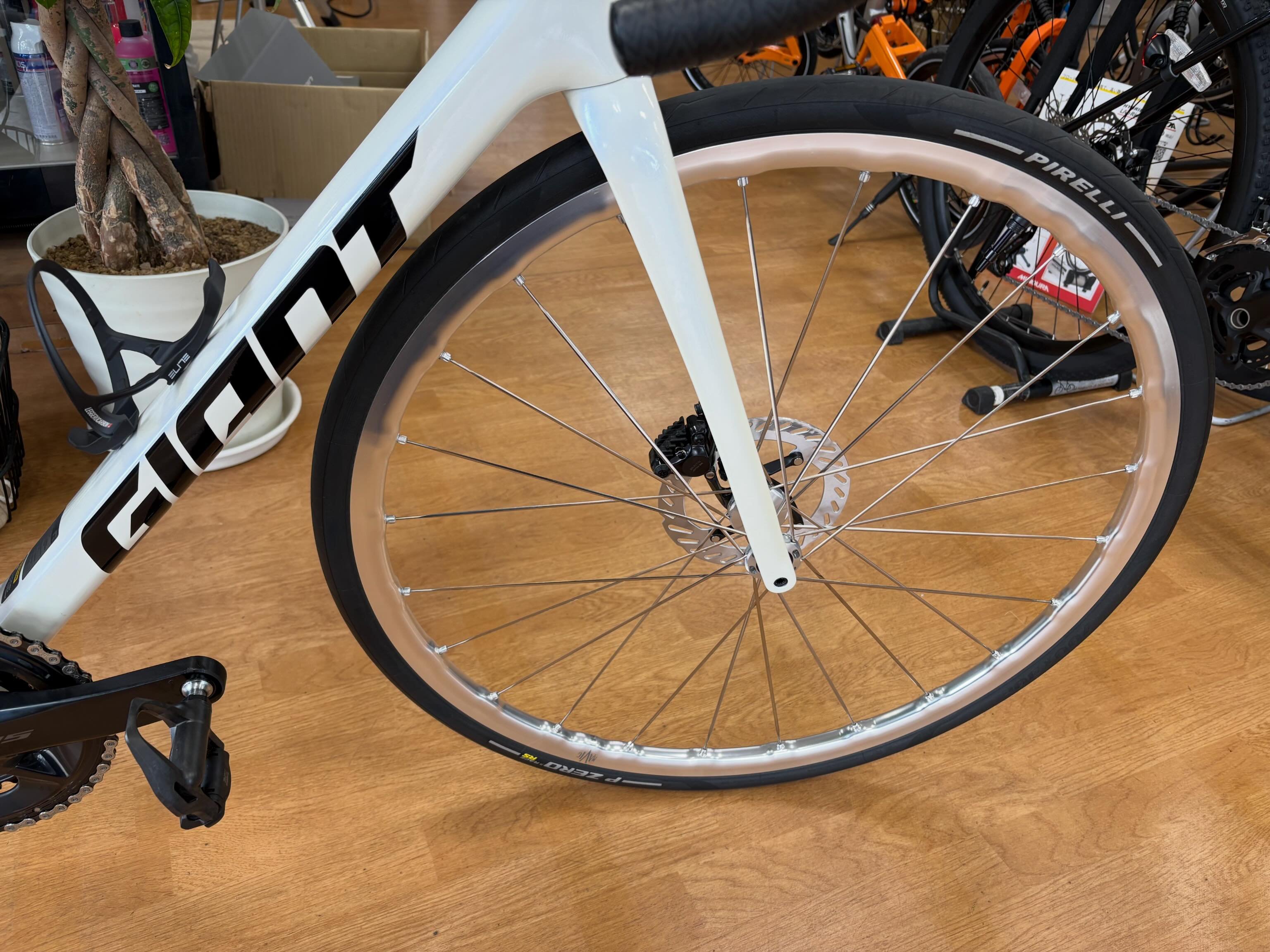 giant TCR Advanced ㊗️納車♪ ホワイトカラーのフレームに、マビック 