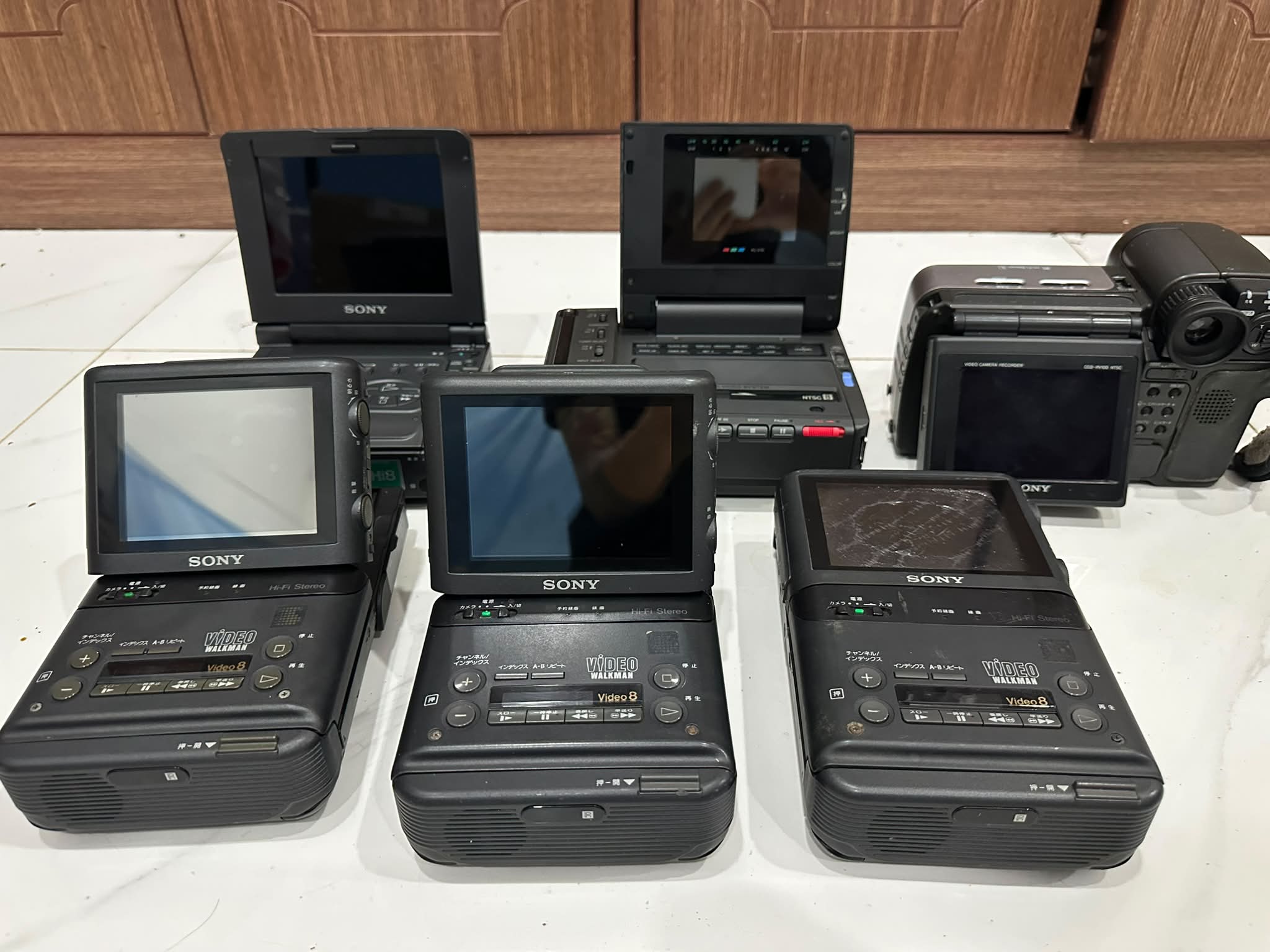 just hi8 SONY W m- SONY вк ONY SONY RE . ממיכי ・・黒4イ 回 NDED 1