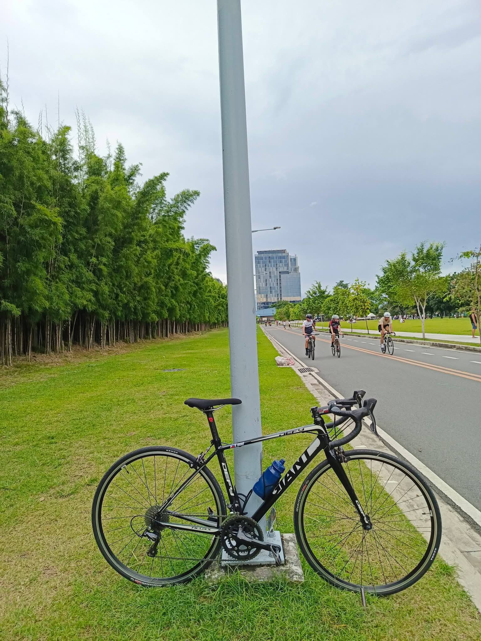 For Sale: Roadbike Giant defy 3 allux size small with bike trainer 