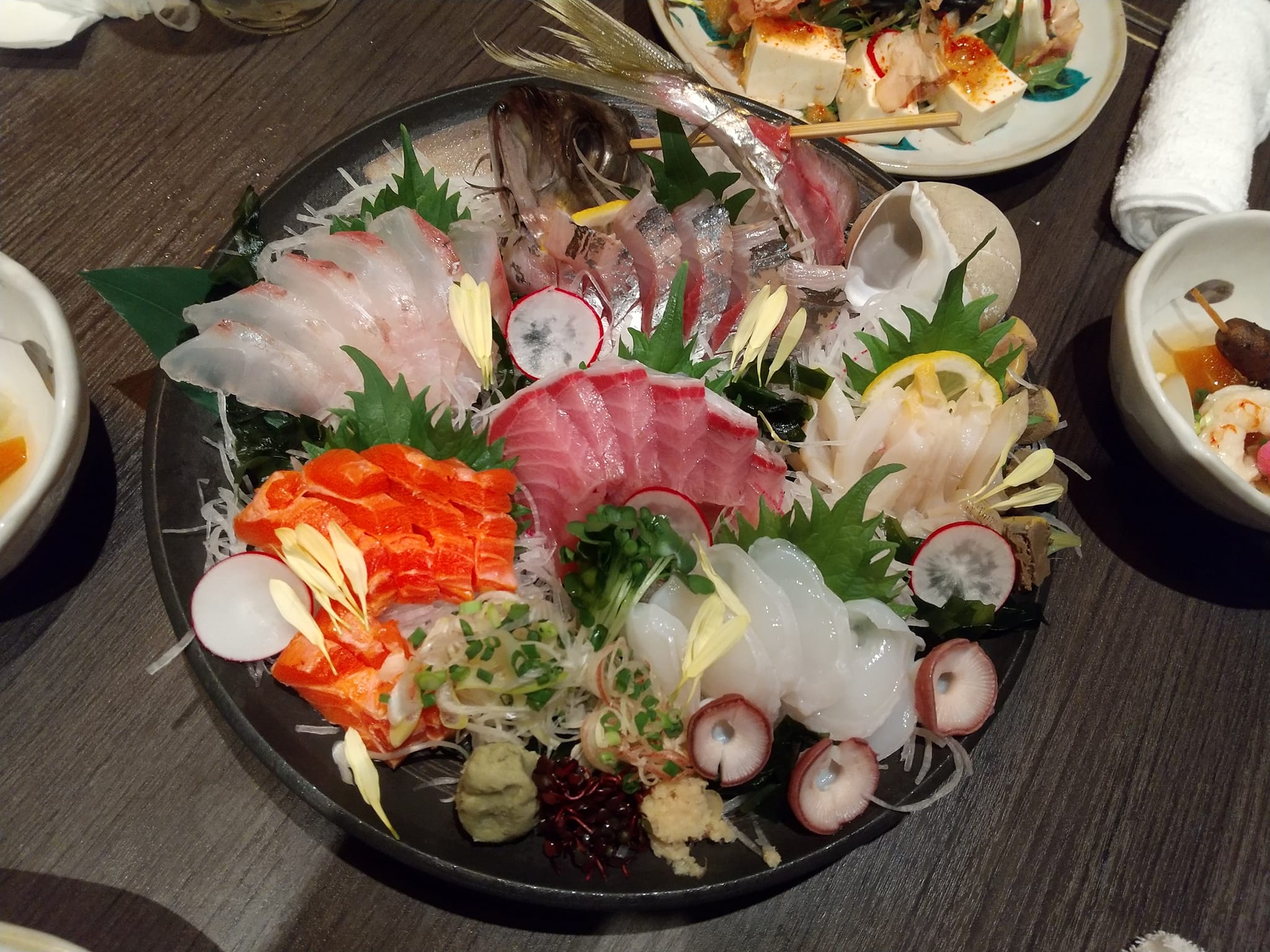 石川の美味しい食情報 | 昨夜、金沢駅東口から徒歩数分、本町の「囲酒屋 狼煙」さん、新鮮な刺身、金沢おでん、サラダ、白海老の天 ...