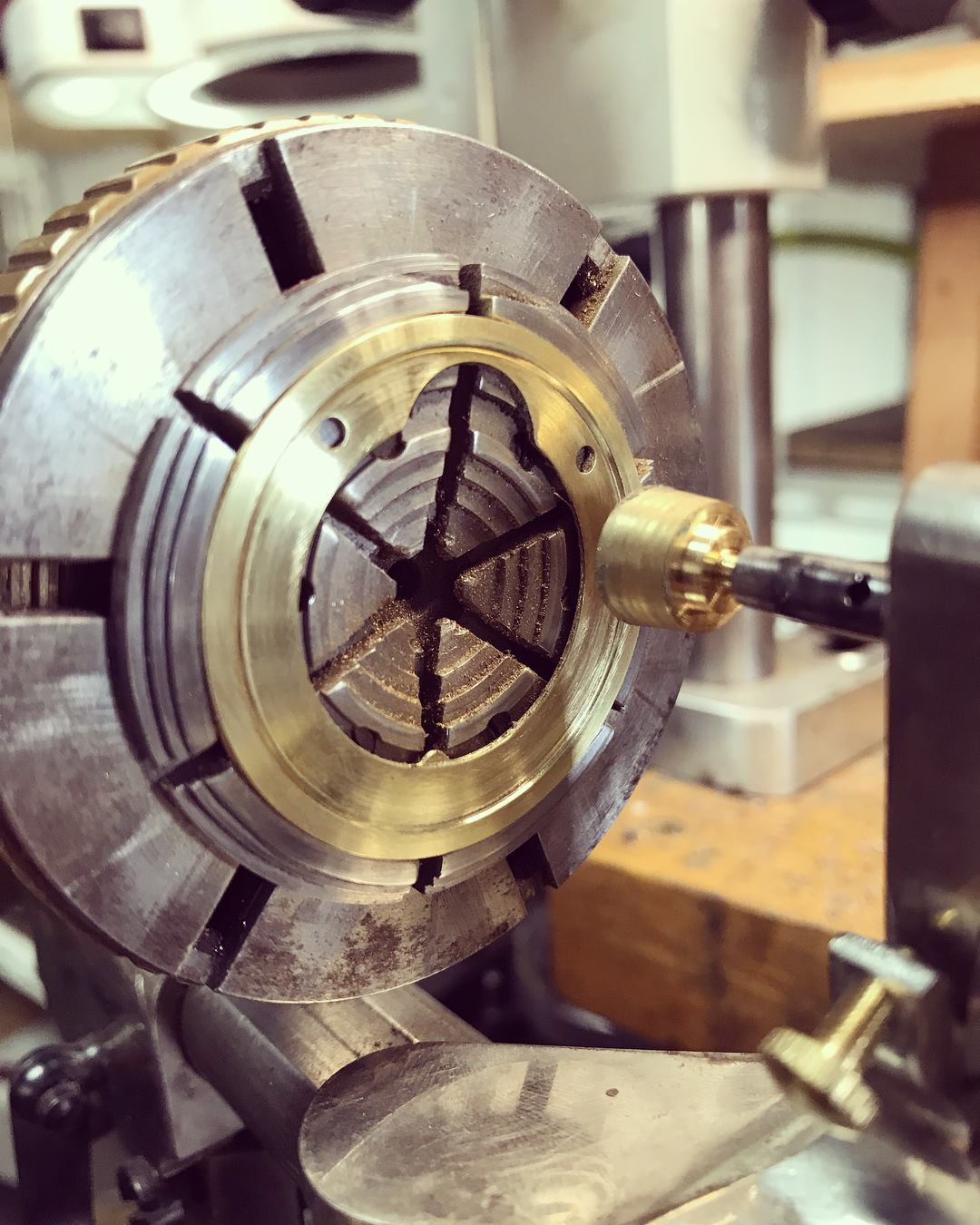 Studio3hands - dial making 단차가 있는 다이얼 안쪽 면을 다듬을때 일반 사포로...