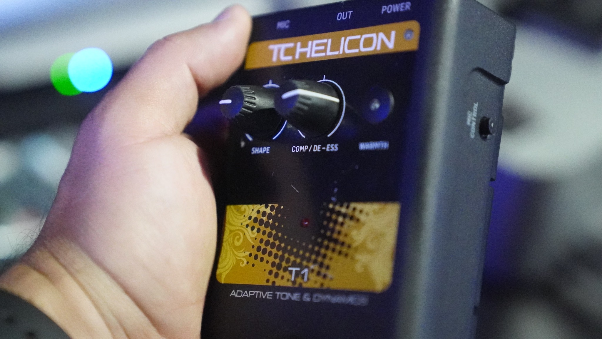 TC Helicon VOICETONE T1 Single-Button Stompbox for Studio Mastered ...