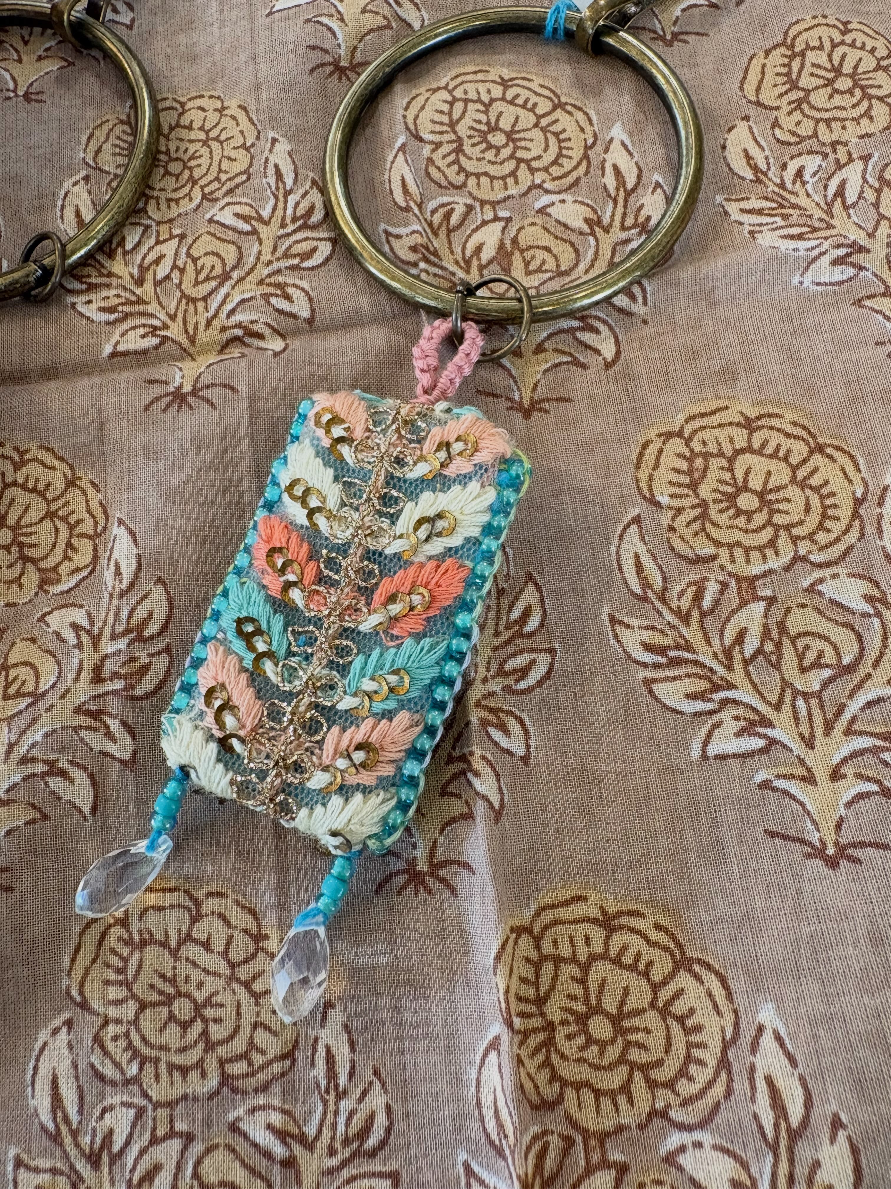 刺繍とビーズが織りなす 華やかなインドリボンのキーホルダーができ