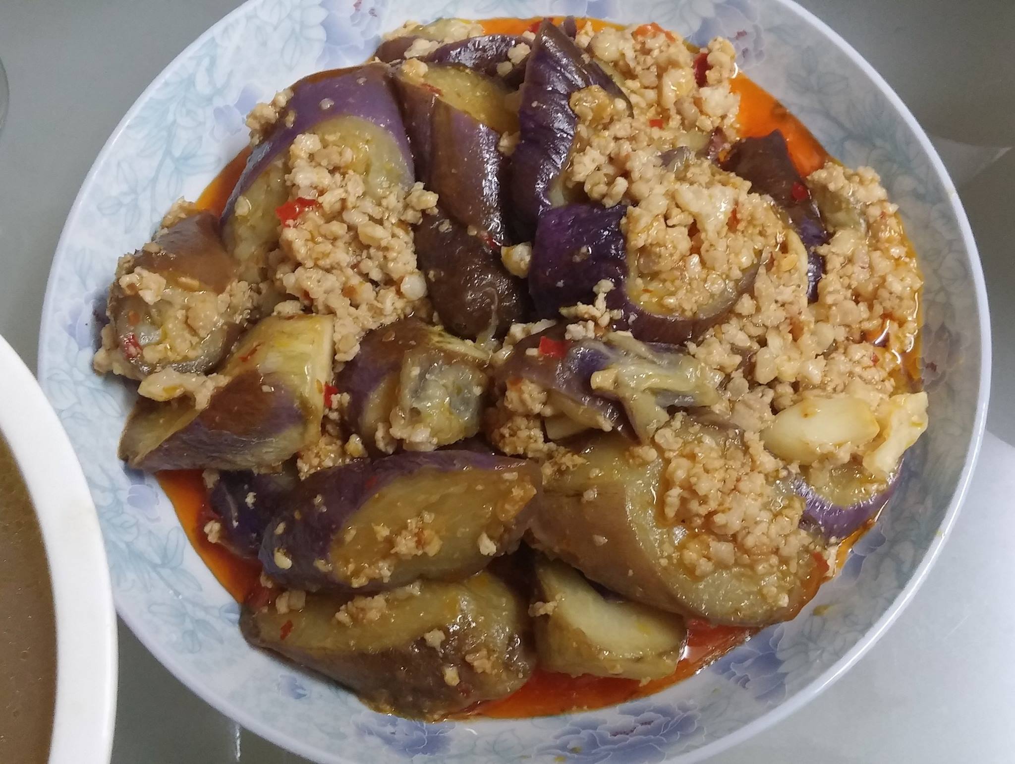 香港奶茶 - 漁香茄子、花生眉豆鷄腳湯、韮王炒滑蛋、冰鎮奶茶。