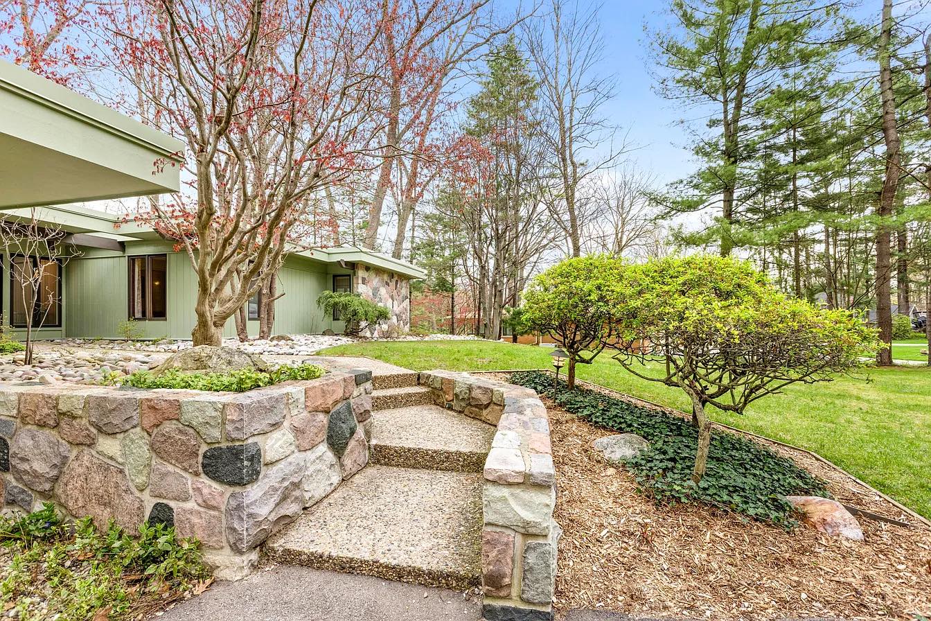 Midcentury home for sale in Battle Creek, Michigan