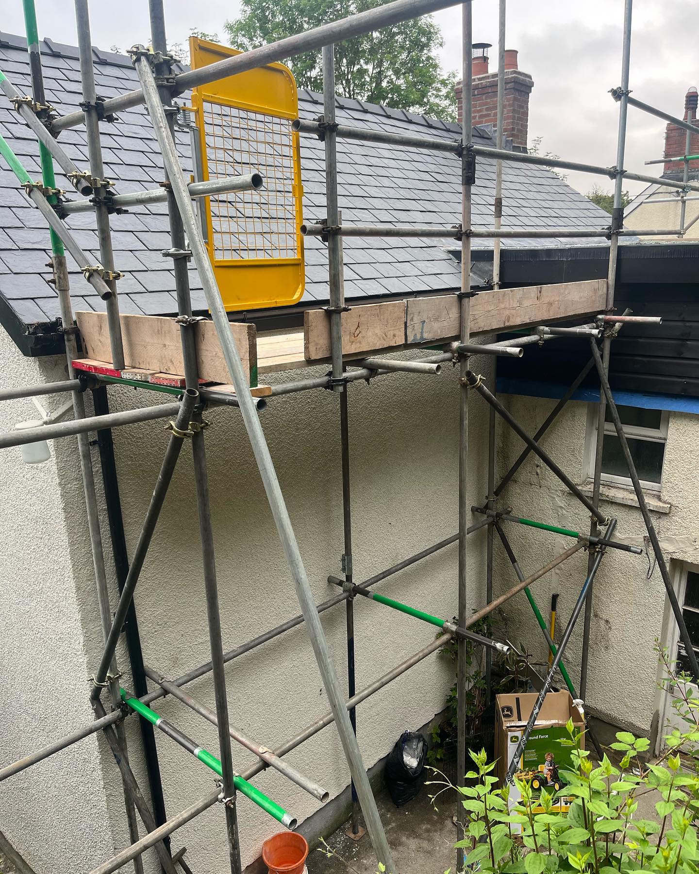 Alien Scaffold - 5m 2 lifts +handrail across flat roof...