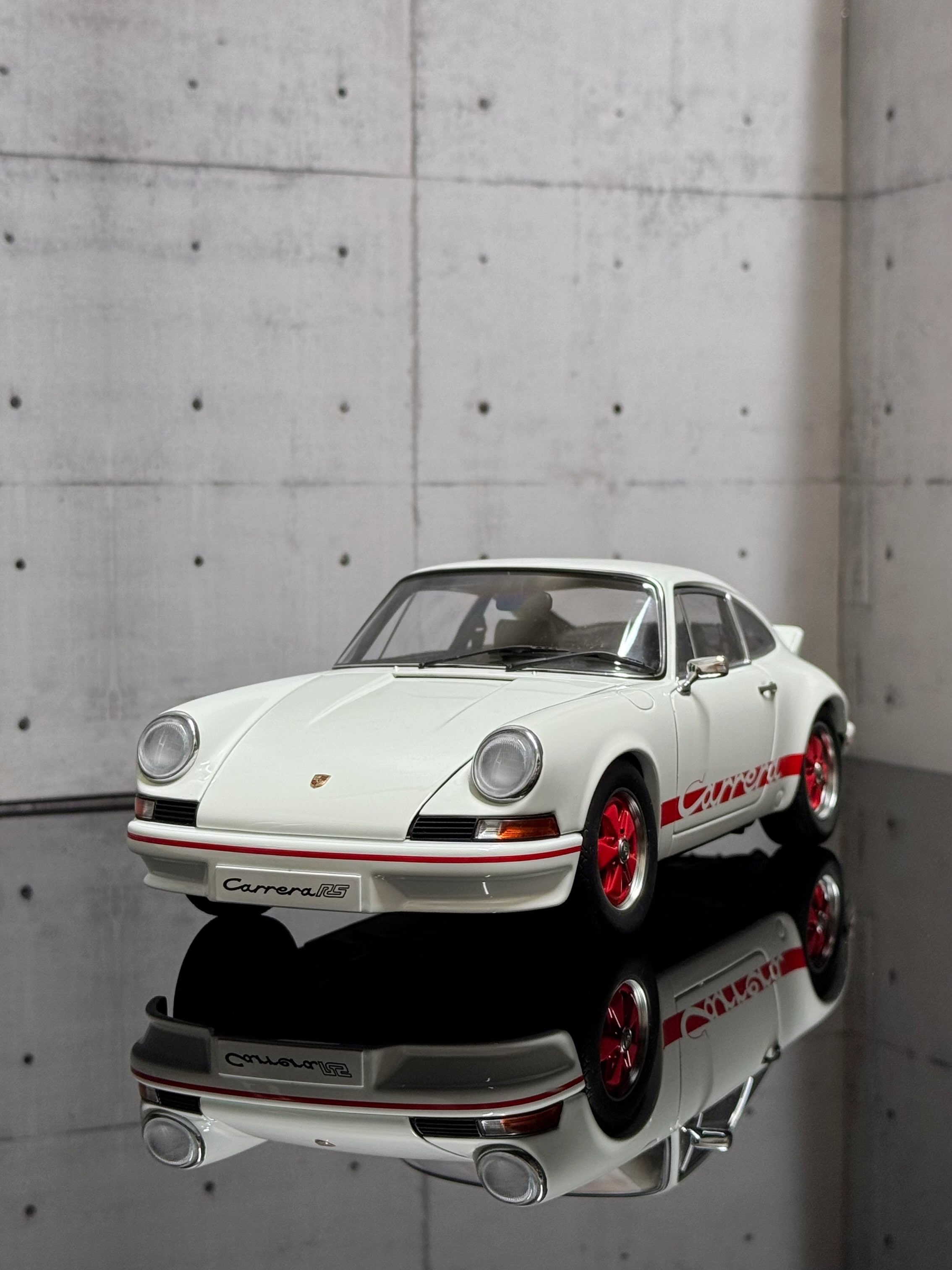 明星切り抜き PORSCHE 911 Carrera RS 2.7 1973 White/Red Stripes 1/18Autoart