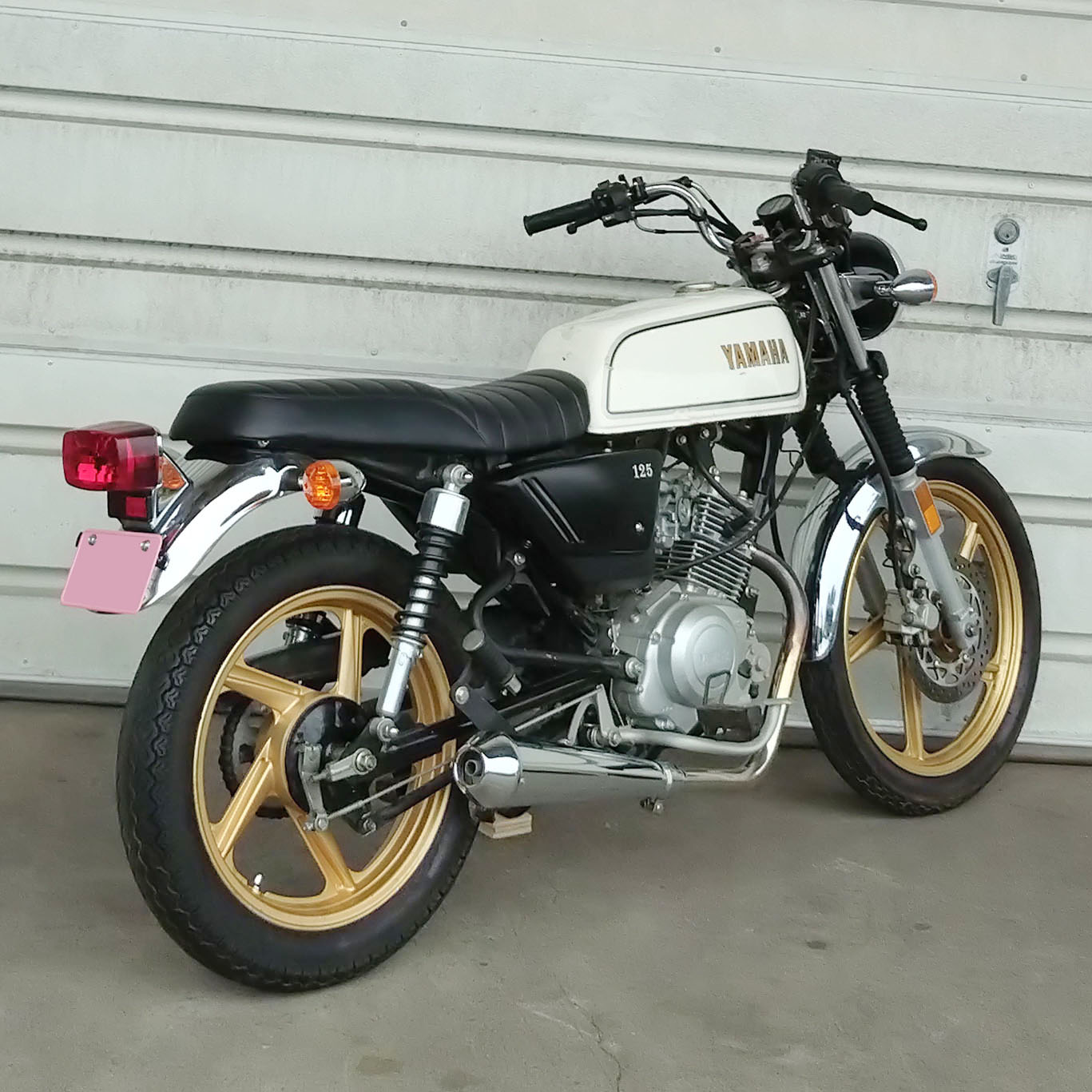この形のYB125SPで以前から合わせてみたかったゴールドのホイール