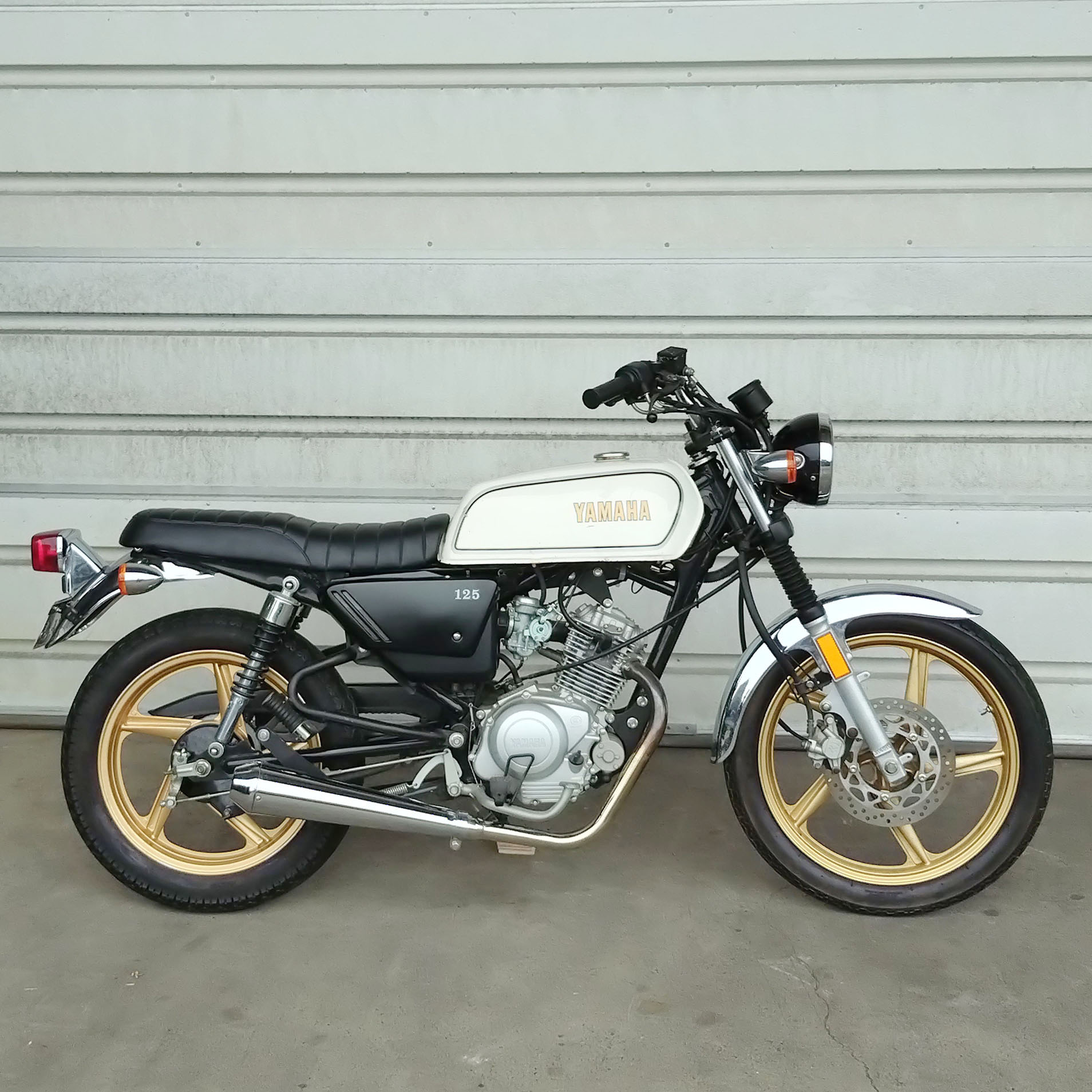 この形のYB125SPで以前から合わせてみたかったゴールドのホイール