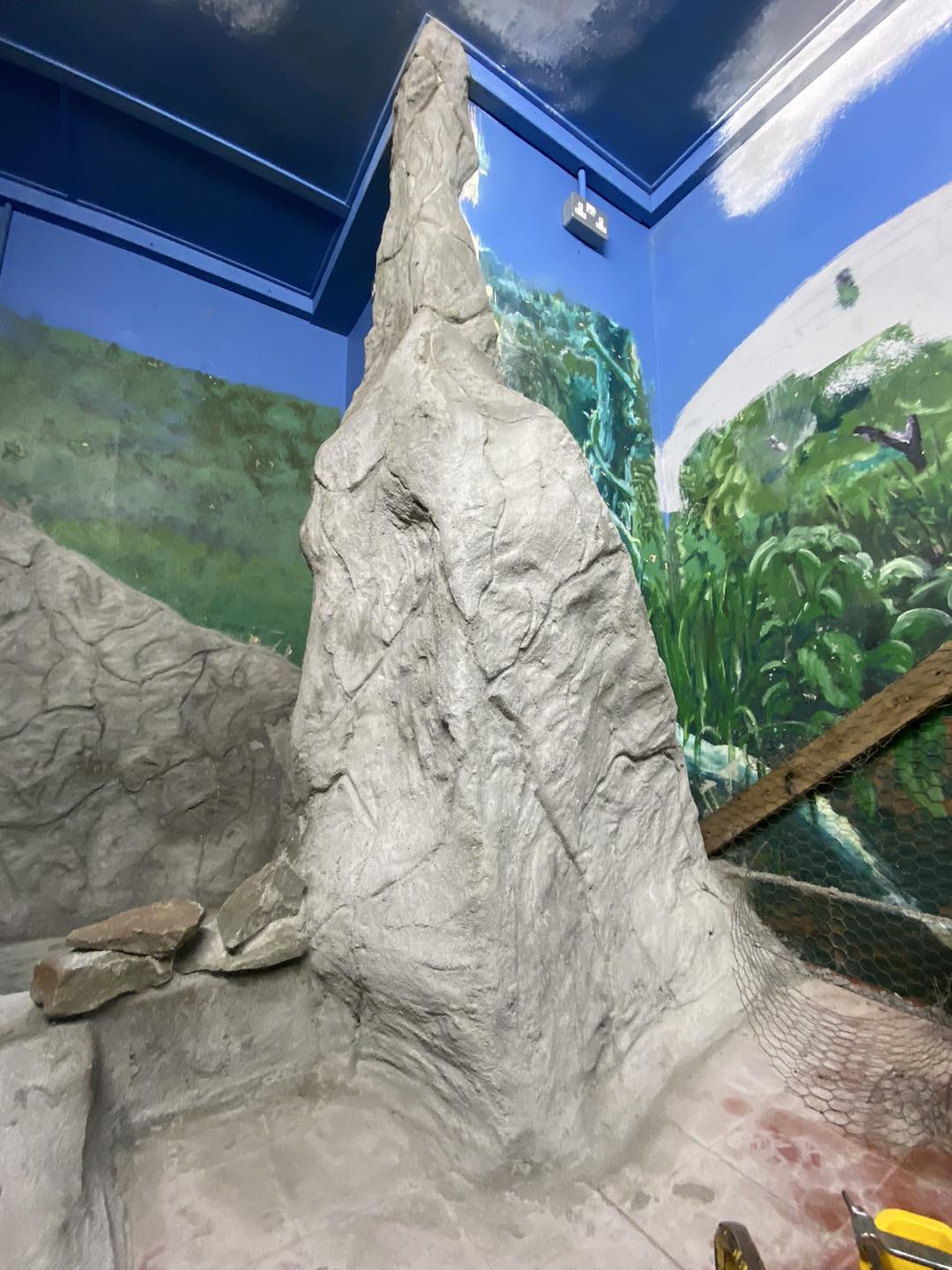 Tropiquaria Zoo - The artificial rock is being installed...