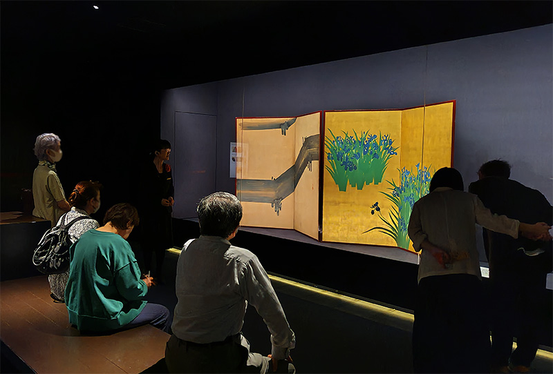 風神・雷神の大壁画「風・刻（かぜ・とき）」の正面には、100%源泉かけ