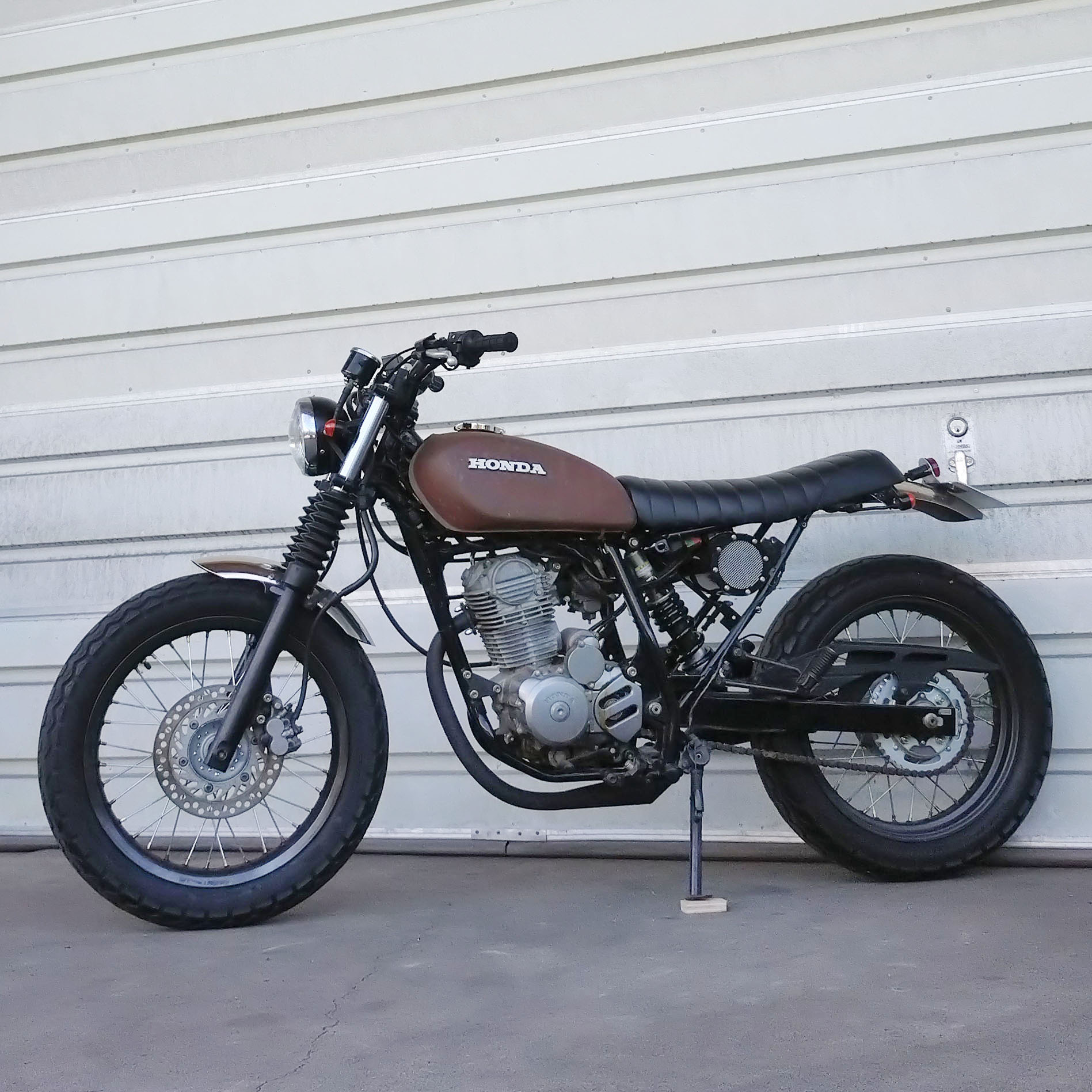 タンクと同色のワンオフFRP製リアフェンダー。 #ftr223 #cb223 #cb250