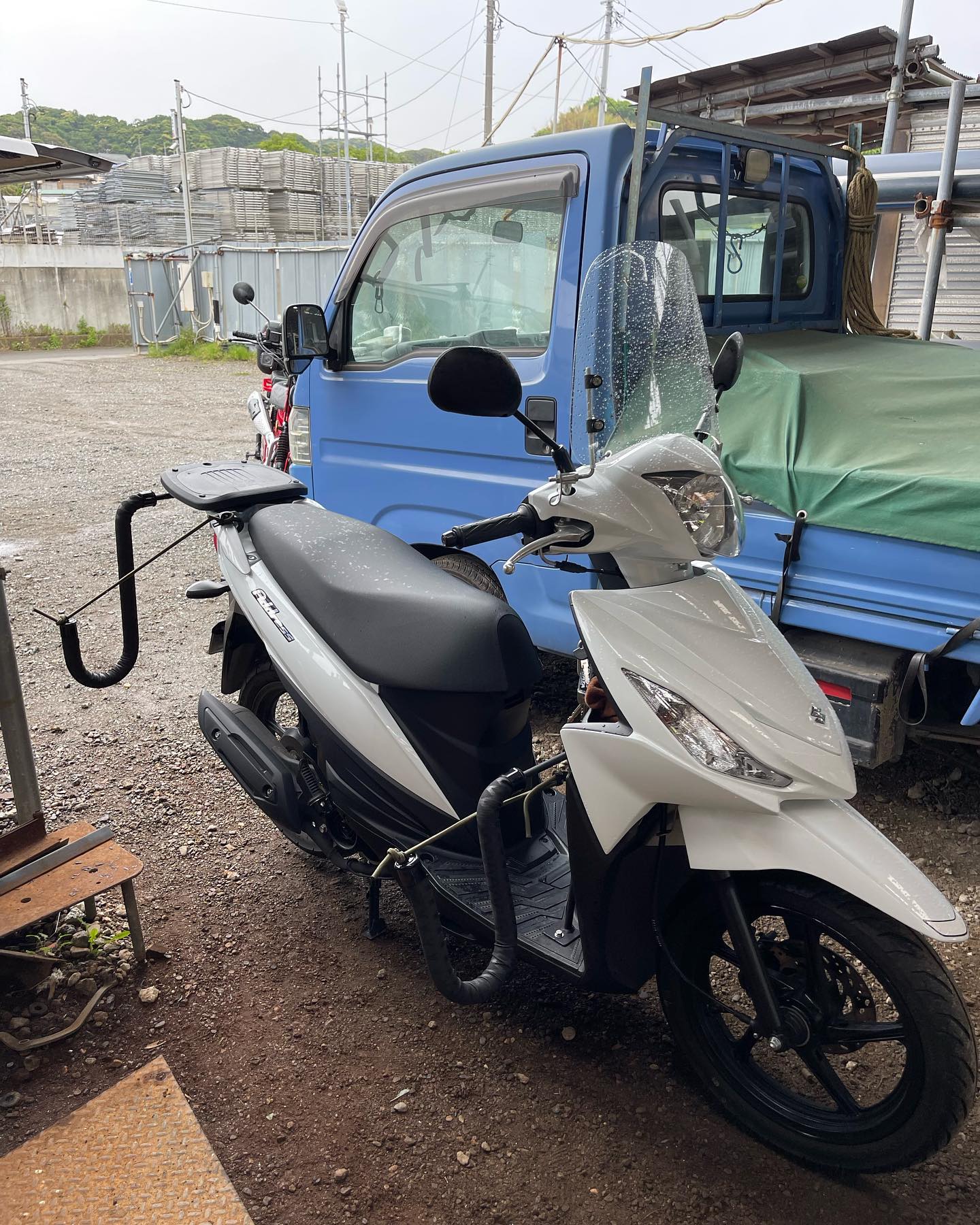 ct125 #アドレス110 サーフボードキャリア取り付け完了〜。 雨の中