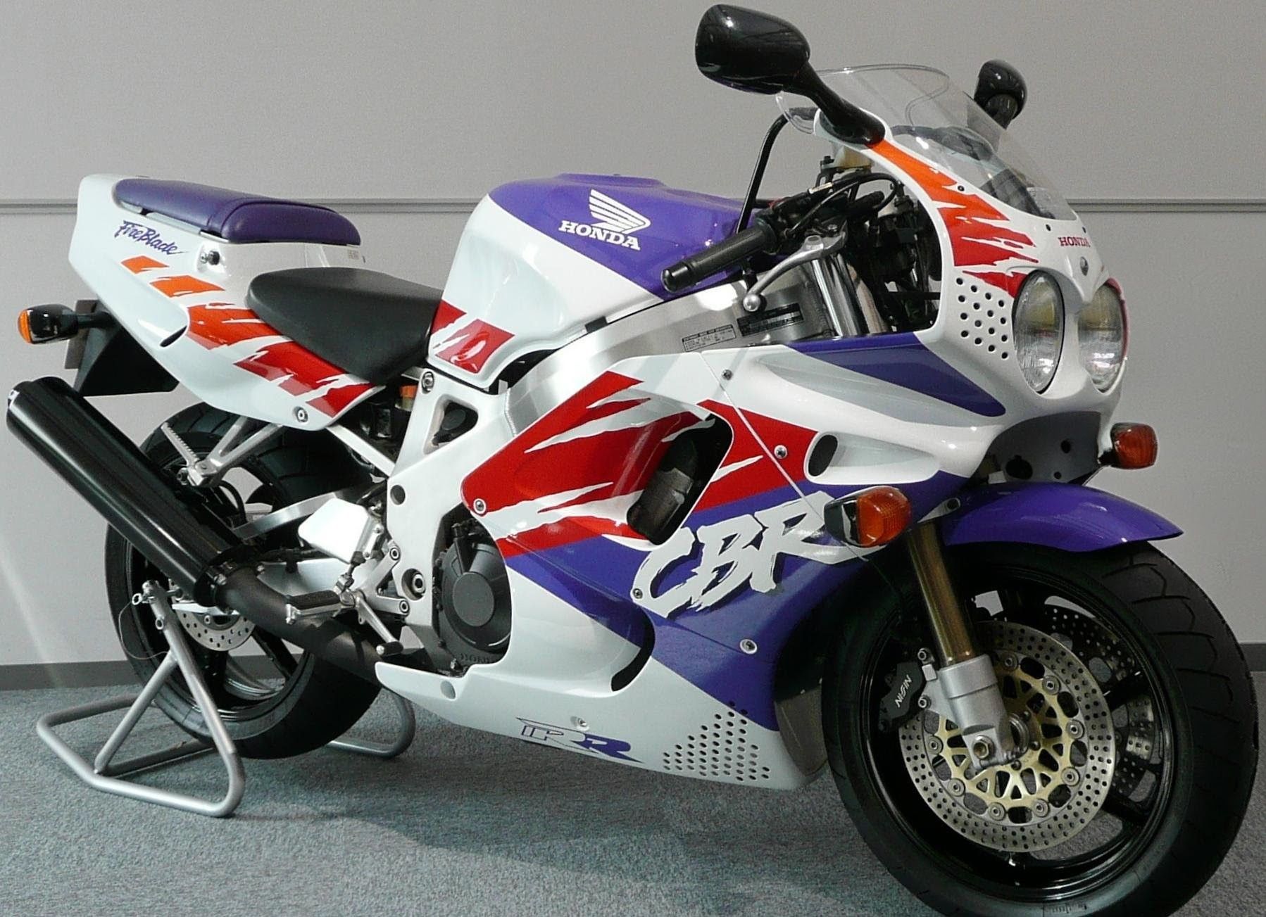 1/6 newray ホンダ CBR900RR FireBlade Honda The 1994 superbike showdown between the Honda CBR900RR Fireblade