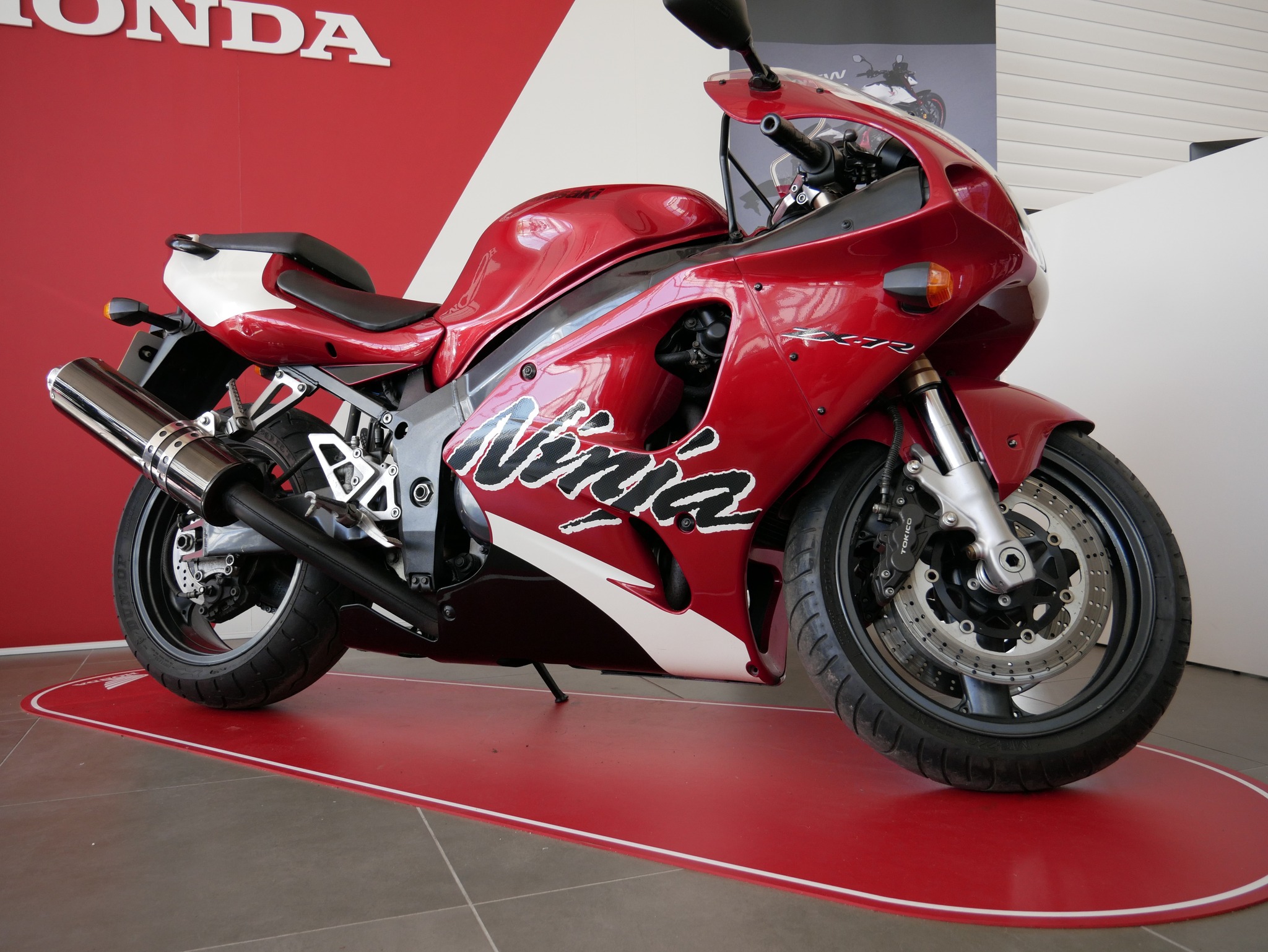 1999 KAWASAKI ZX-7R METALLIC RED Hailing from the halcyon era of