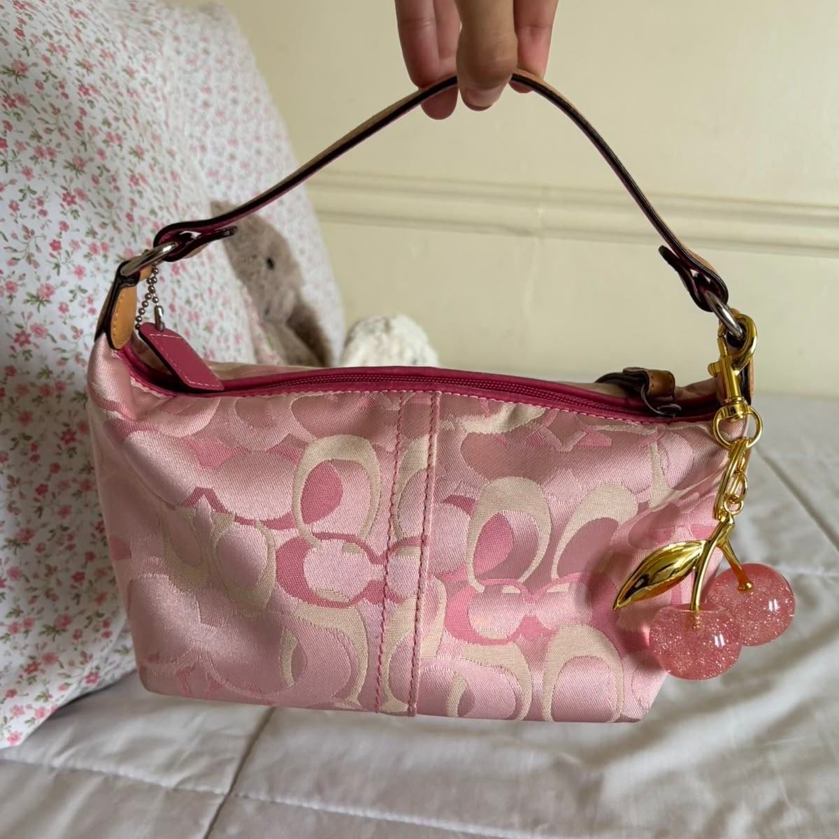 Optic pink or green shoulder bags for sale? MINT COACH Vintage 