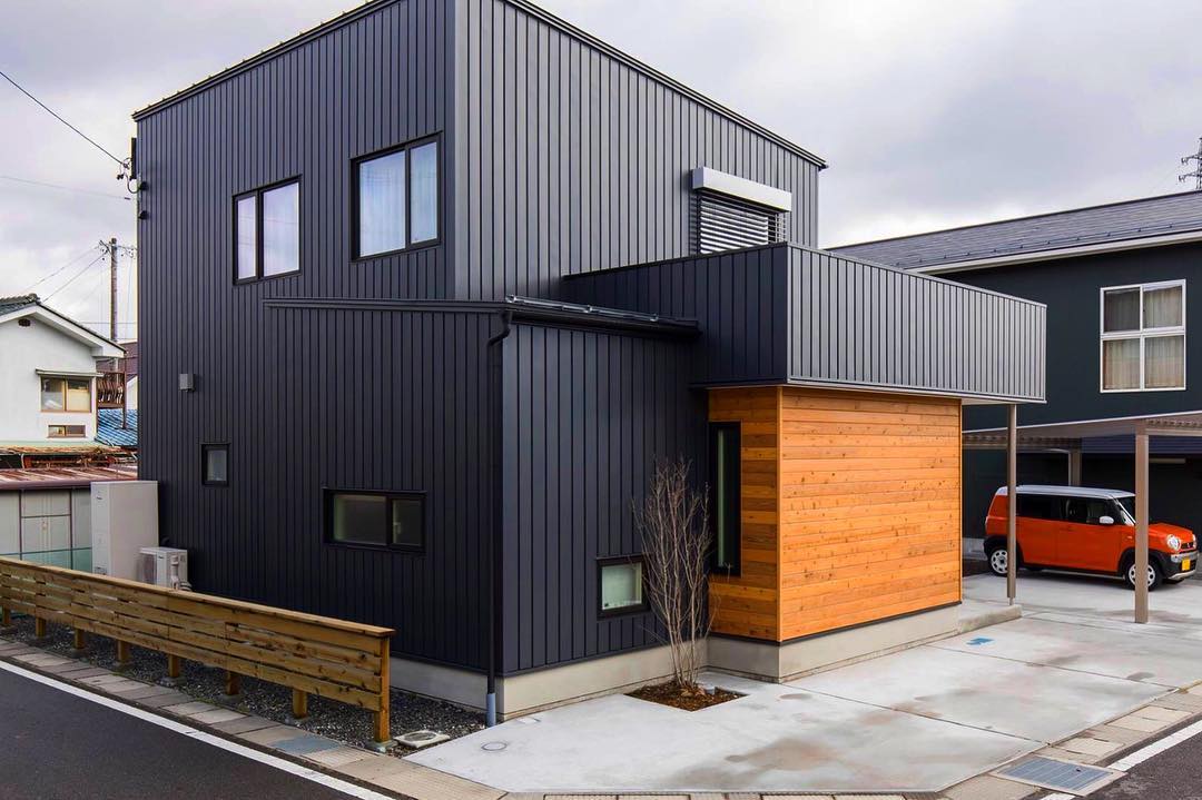 ココチエ建築設計株式会社 黒ガルバとレッドシダーのお家にオレンジ色のハスラー オーナーさんの好きなものやこだわりが組み合わされて自分らしく暮らしを楽しむ 良いですね 設計士とつくる高性能デザイン住宅 ココチエ一級建築士事務所 Http Cocochie Com