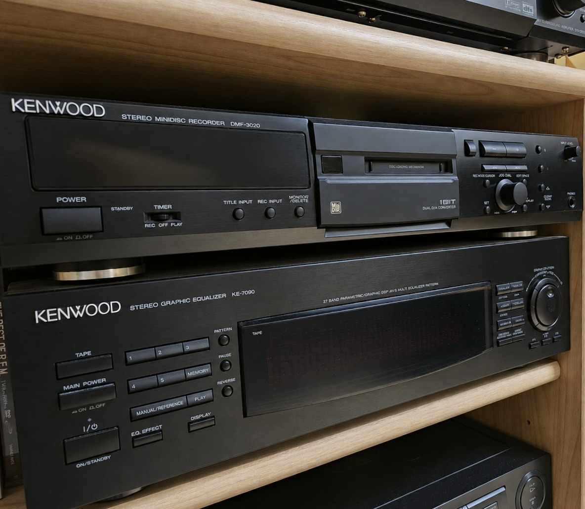 The awkwardly shaped Denon DN-990R MiniDisc Recorder studio stereo