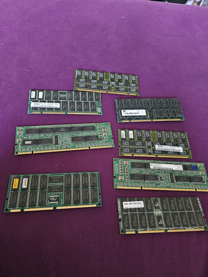 Vintage 2114 1k x4 static RAM chip