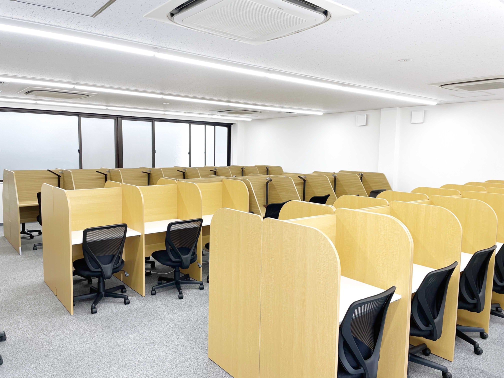 Yms医学部専門予備校 - 本校舎から徒歩1分の自習室の机が増設され 