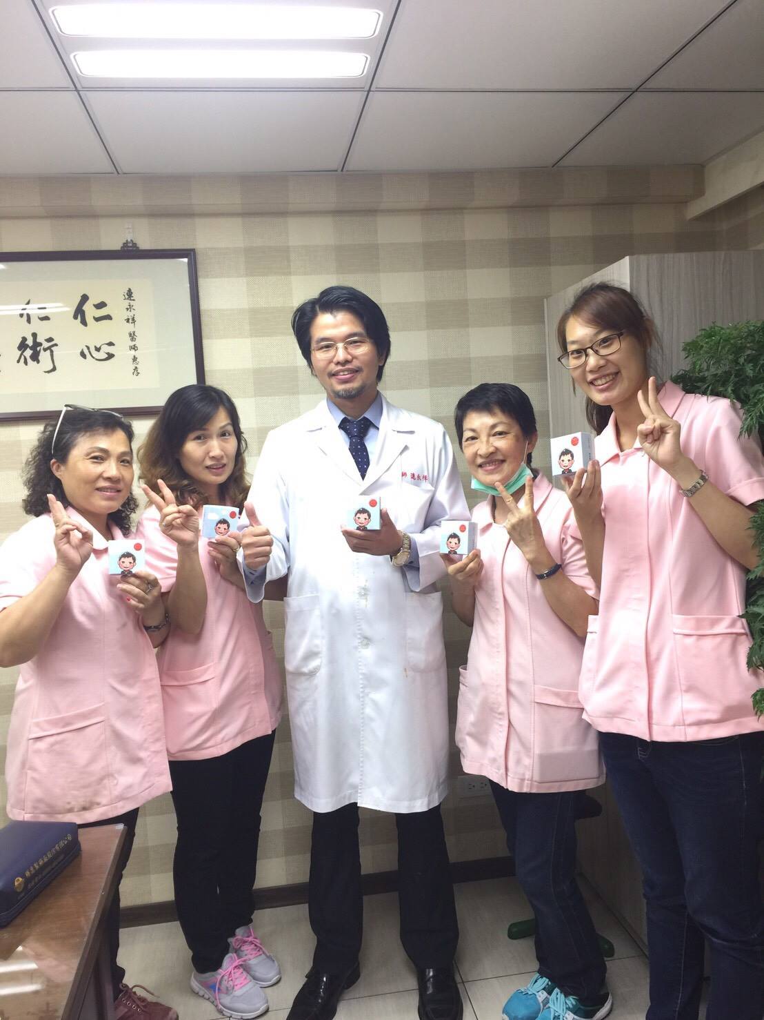 黑喬克 連永祥中醫師 Things About Little Andy 小安迪是來自天鳳星球的小小居民 身穿筆挺西服的嬌小身軀 有著無辜的眼睛 與稚嫩的臉龐 他最喜歡像是撒嬌地撲向你 在你心頭磨蹭 然後發出呀呀哇哇的聲音 即便如此 但你可能不知道曾經發生在他身上的