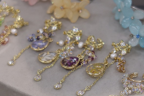 Ayu Accessory〉POP UP ラインストーンや天然石を合わせた、透明感