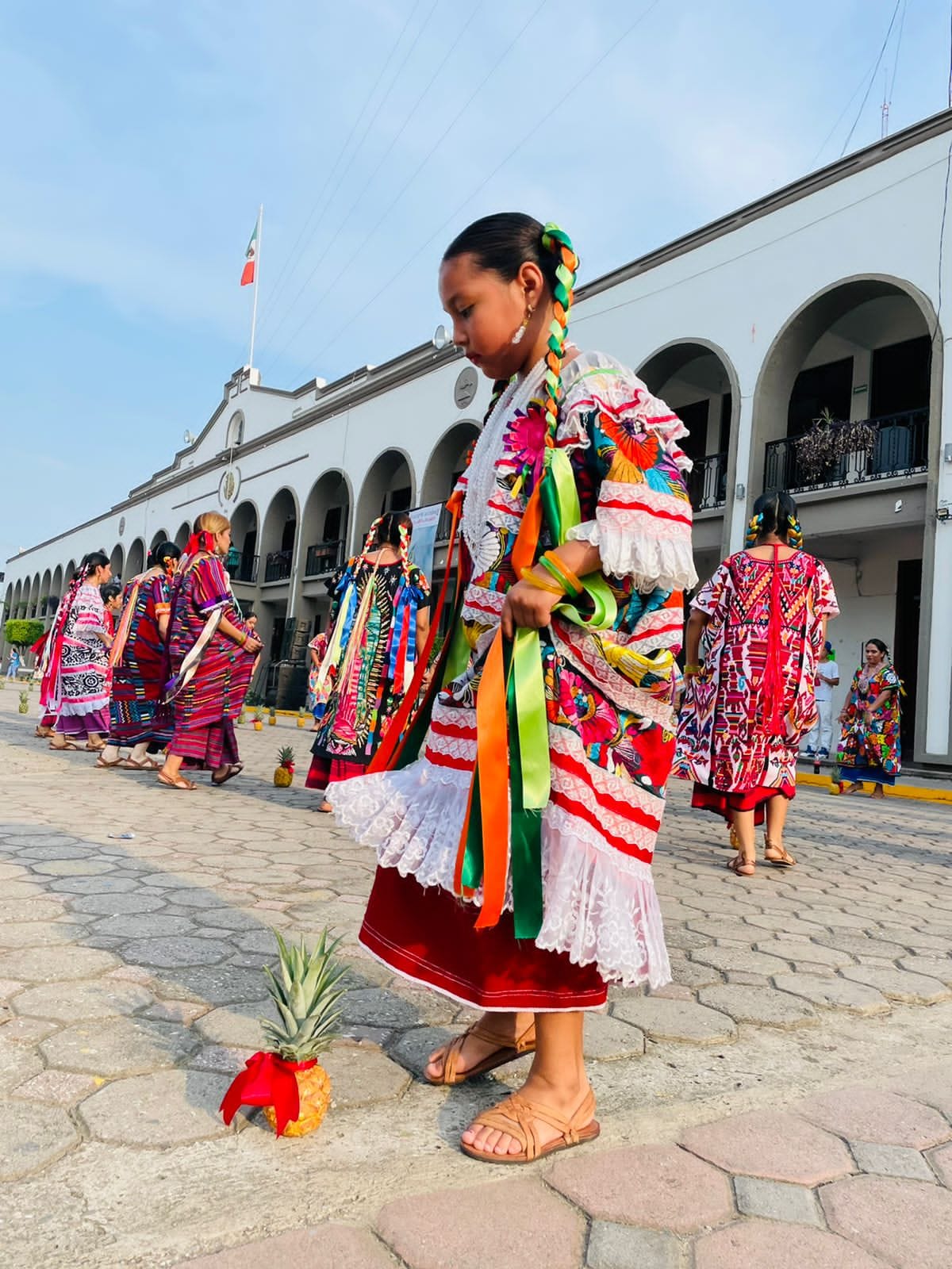 Monumental de flor de piña De... - Ballet Folklórico Oaxaca