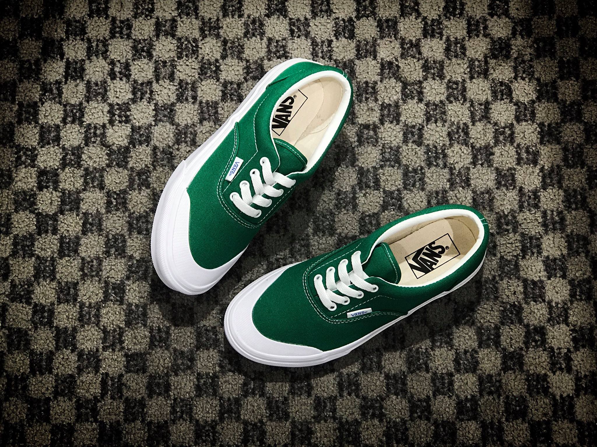 Era Half Moon 別注登場1966年，VANS第一款鞋Authentic現身，直到1976
