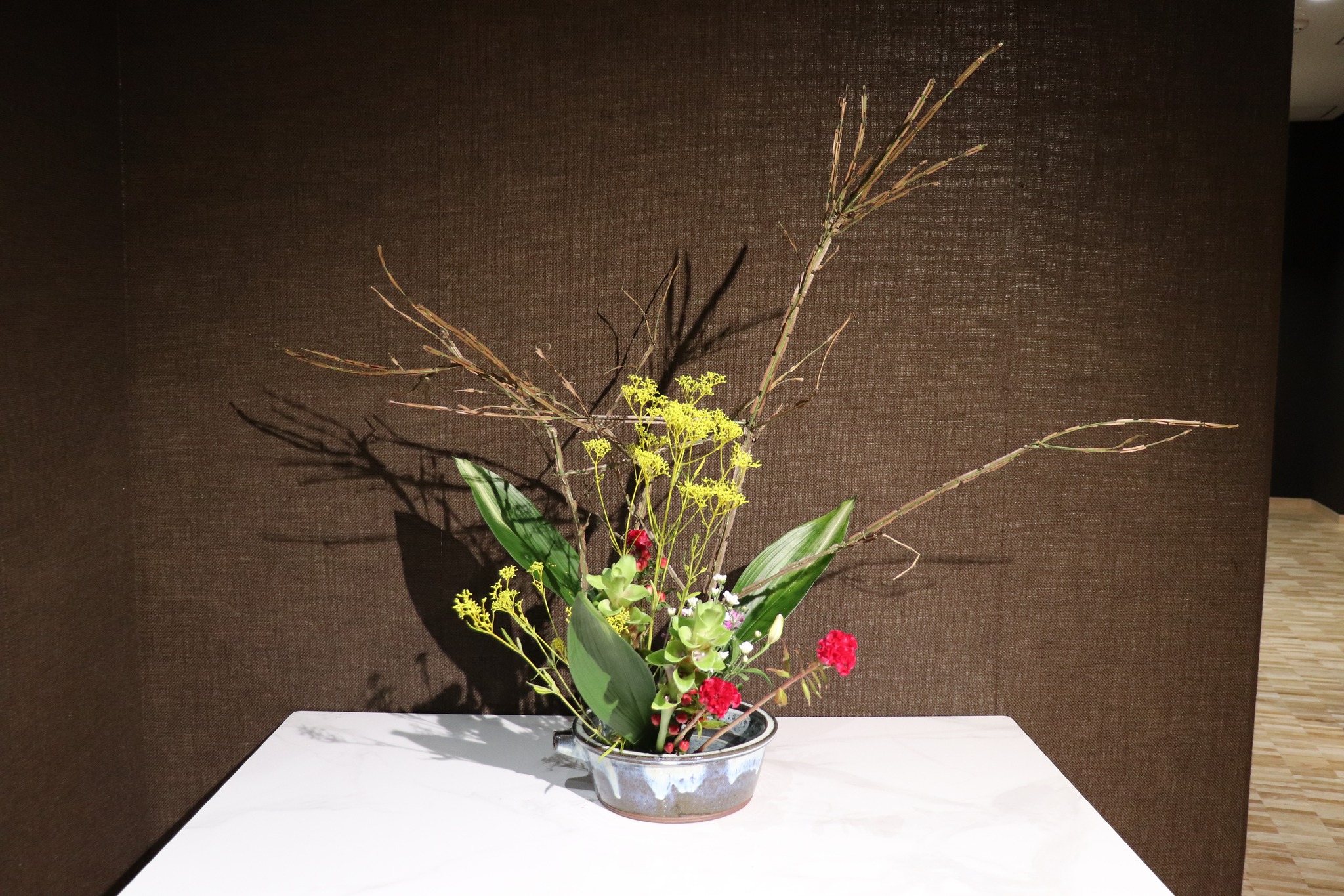 玄関の生け花情報】 玄関の生け花が替わりました。 生け込み：池坊熊本