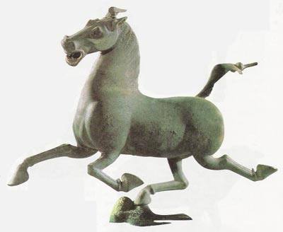 馬踏飛燕與風水》 「馬踏飛燕」是一件古代陪葬品，由青銅鑄造，現今已