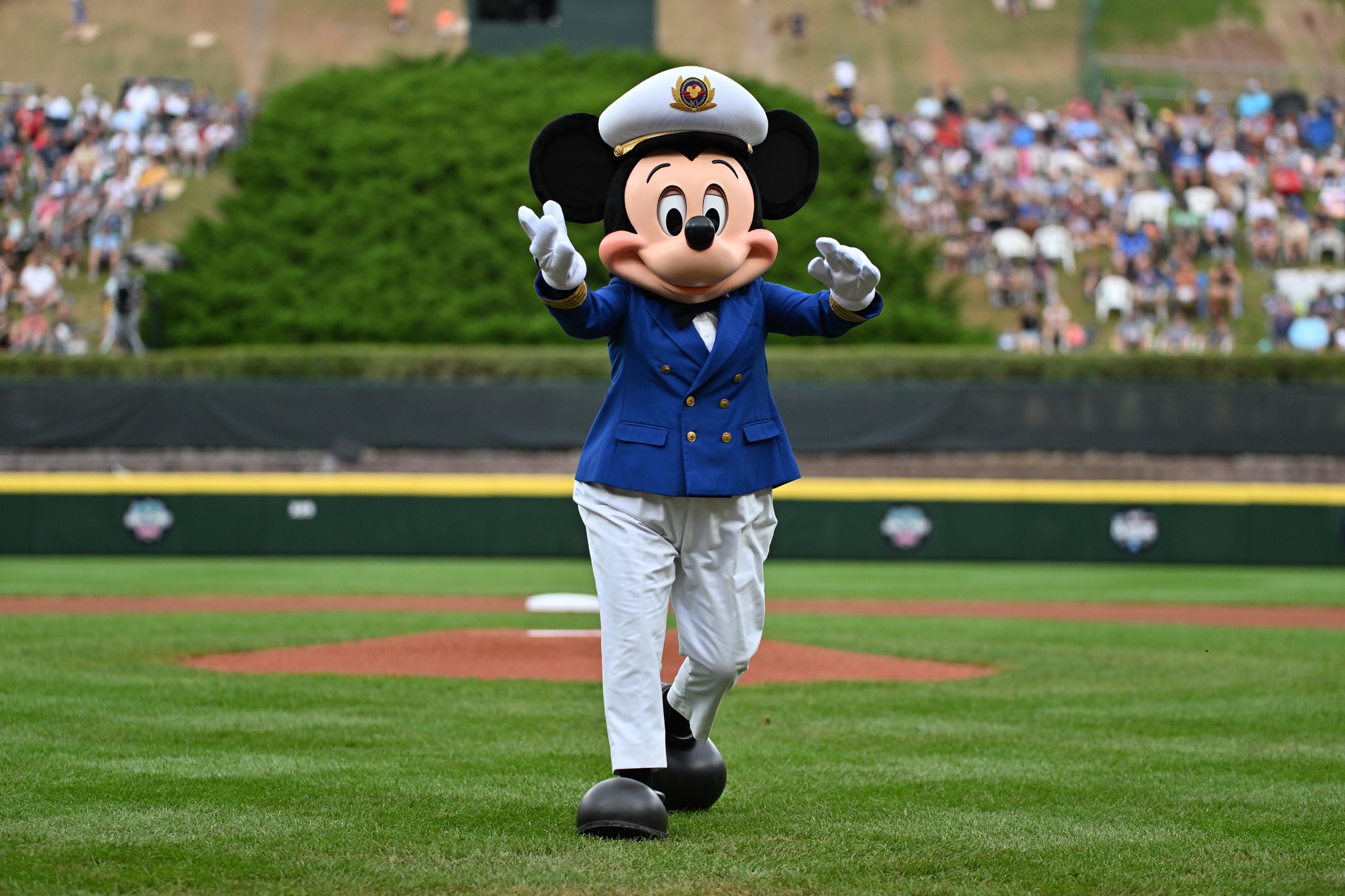 ⚾️PHOTO GALLERY: Mickey Mouse threw out the first pitch before