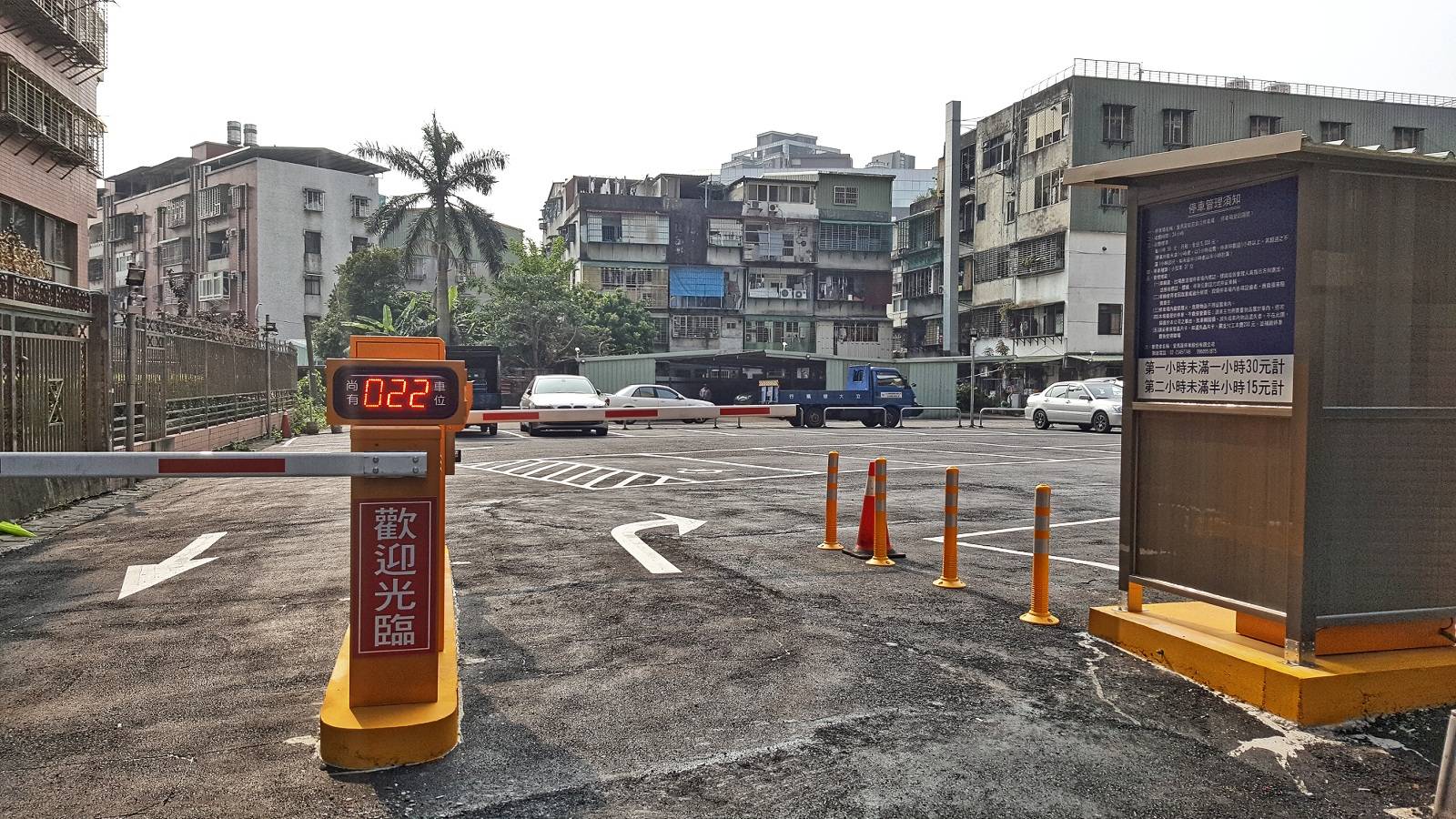 人車混行 地下停車場出入口冒出行人 駕駛員嚇一哆嗦 每日頭條