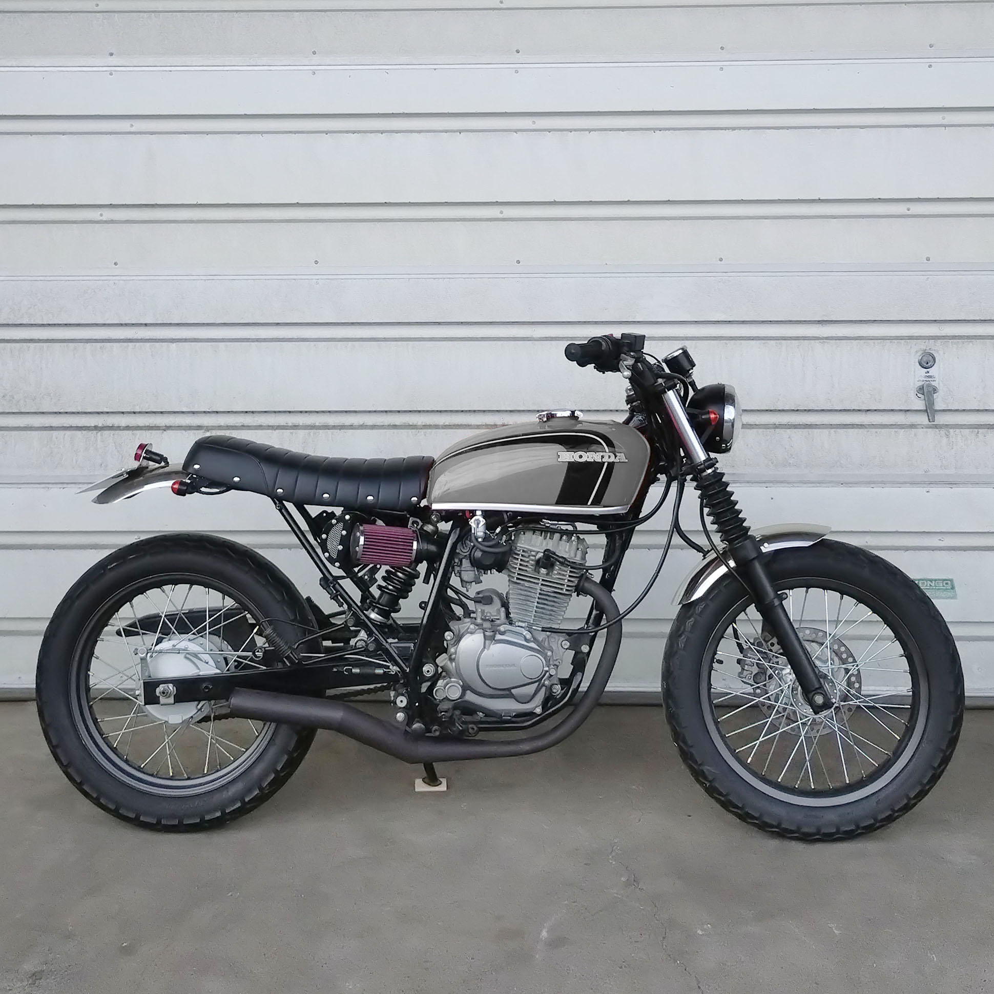 角ばったタンクに変えるだけで ノーマルのYB125spとは全然違う雰囲気