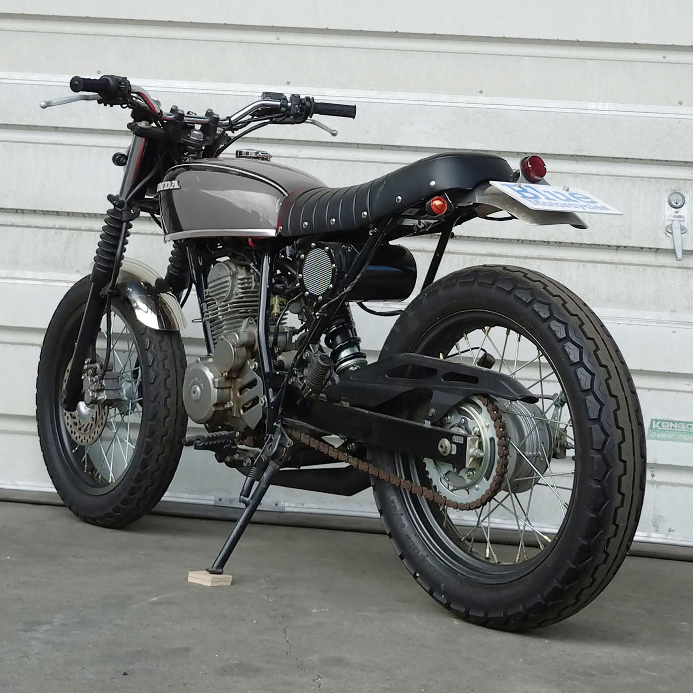 タンクと同色のワンオフFRP製リアフェンダー。 #ftr223 #cb223 #cb250