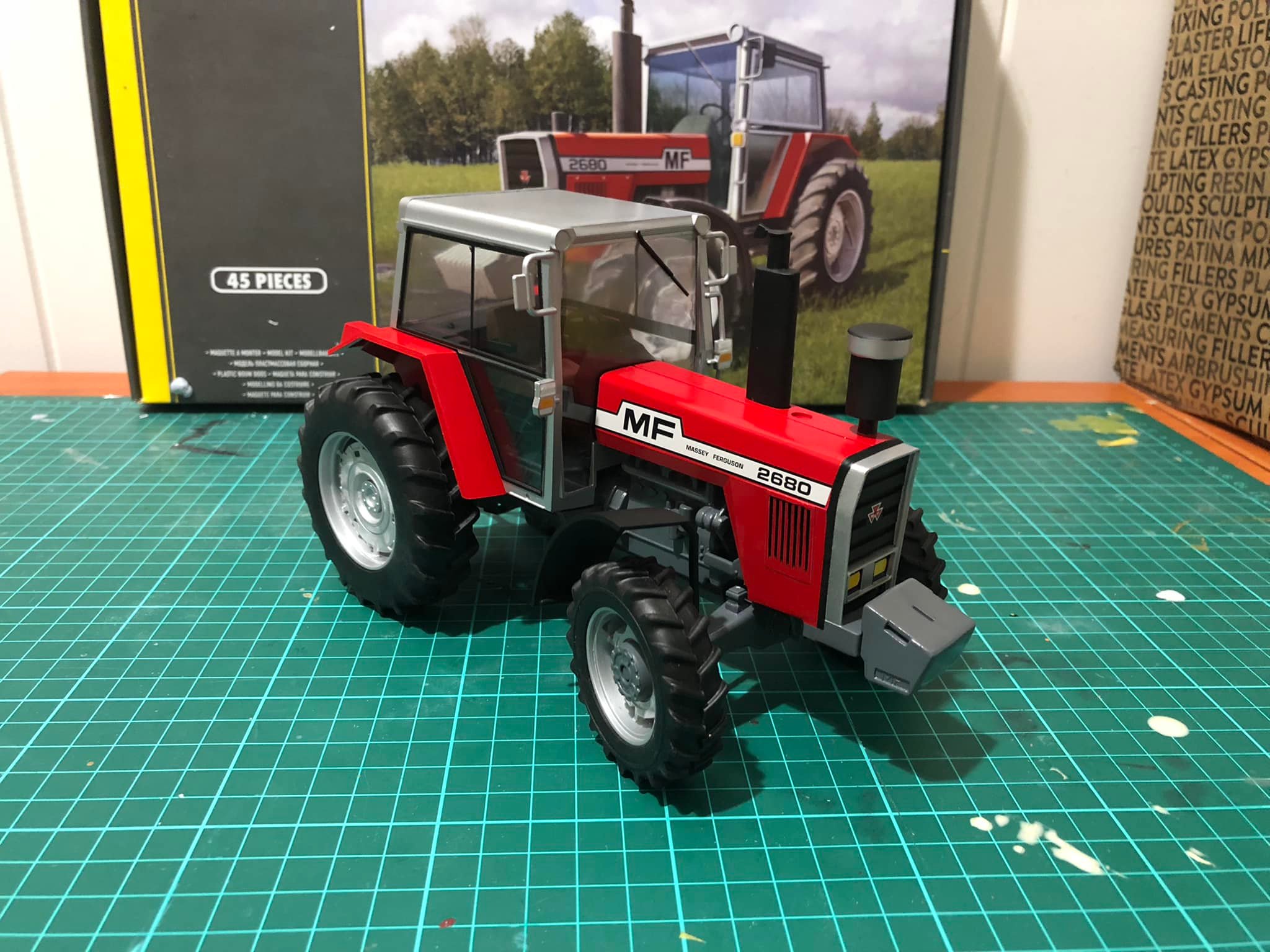 Maquette Heller – Tracteur Massey Ferguson 2680 – échelle 1/24 – 45 Pièces – Modèle Plastique à Monter Pour Passionnés Dès 14 Ans