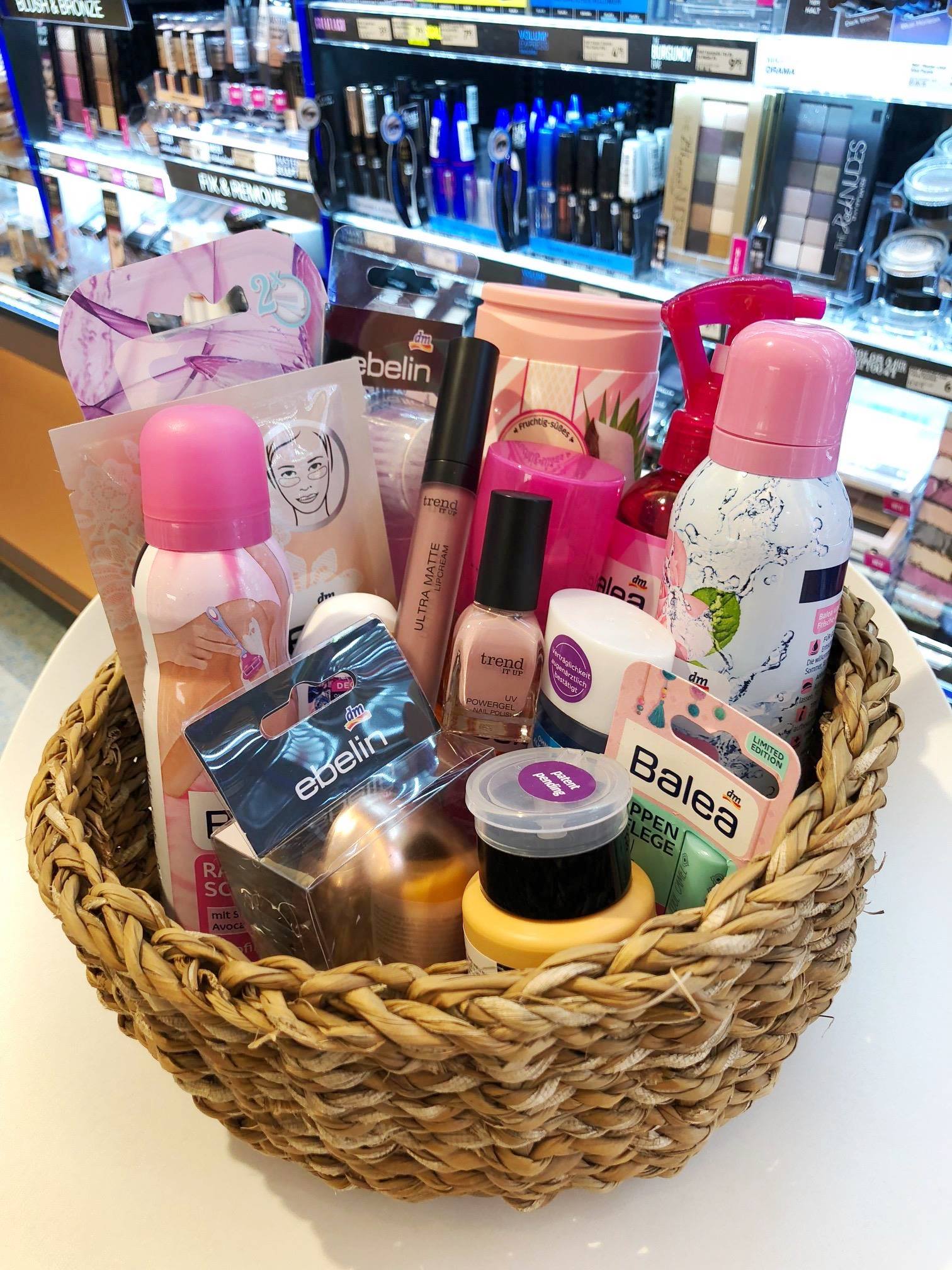 💛 Gewinne einen von zwei dm-drogeriemarkt Beauty-Geschenkkörben im Wert von je 30 €! Unser dm-Markt im breuningerLAND Ludwigsburg feiert vom 28.-30. Juni seinen Geburtstag! Am 28.06 von 18-22 Uhr mit