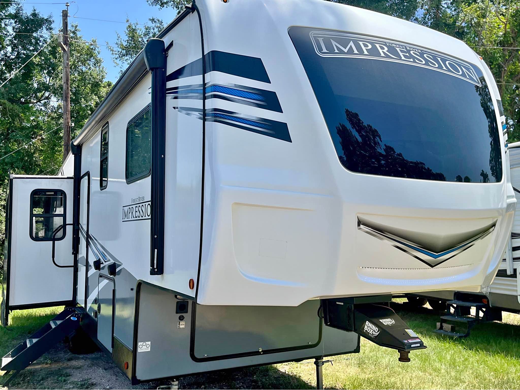 2023 FOREST RIVER 5th WHEEL 35ft 3 slides washer dryer ready