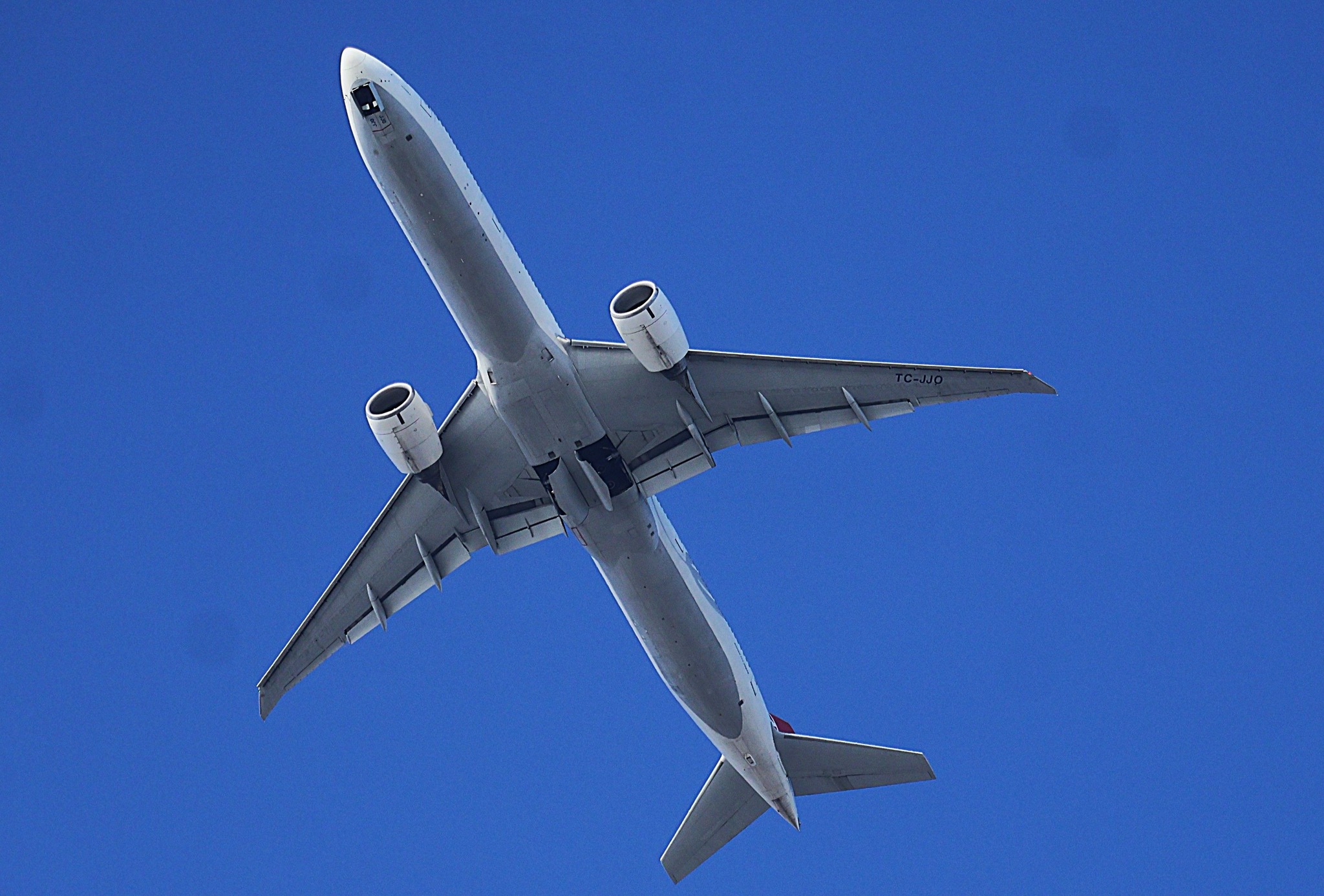 A Turkish Airlines Boeing 777-300ER climbs out of Runway 25R at