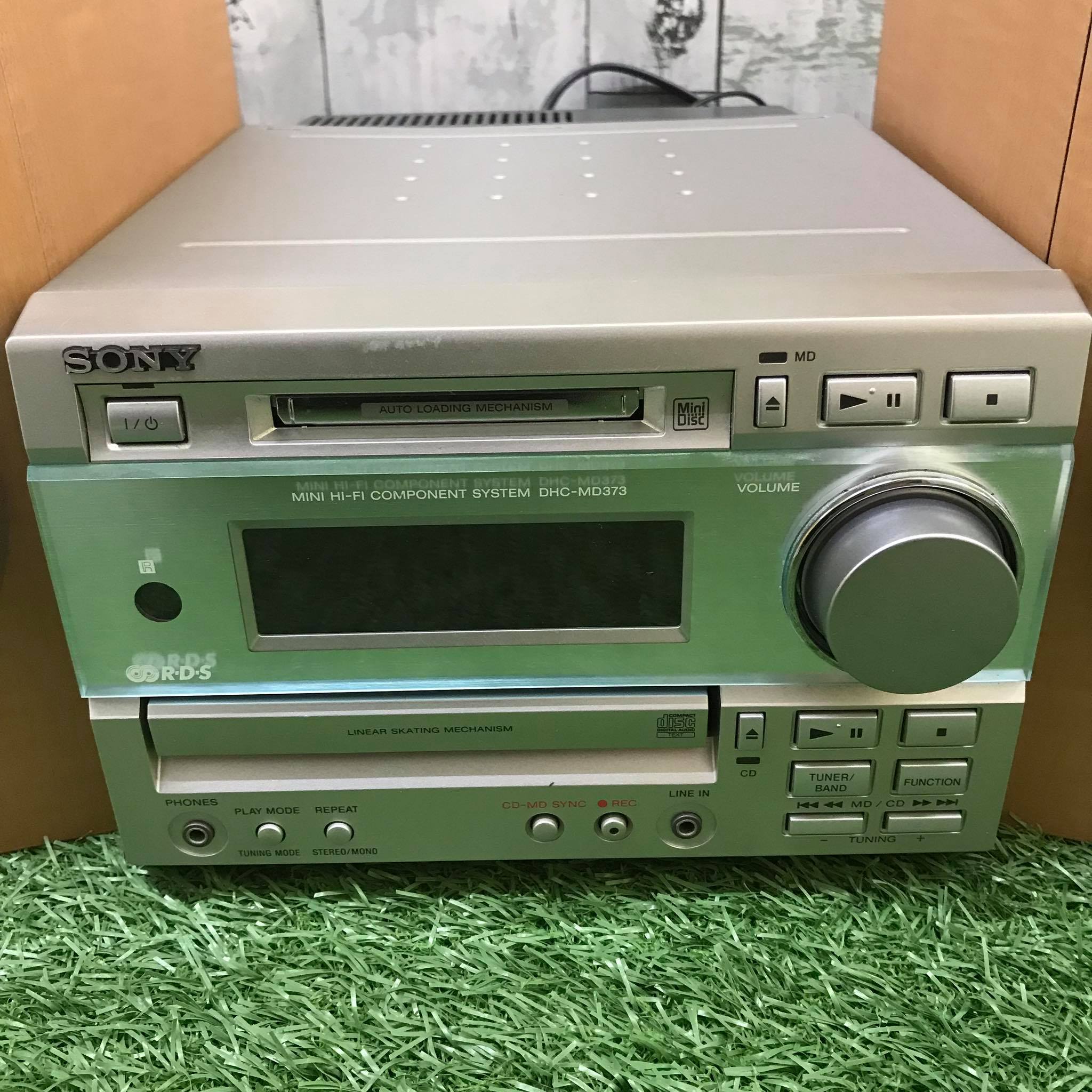 Vintage Sony DHC-MD333 Mini Hi-Fi Component System has a silver