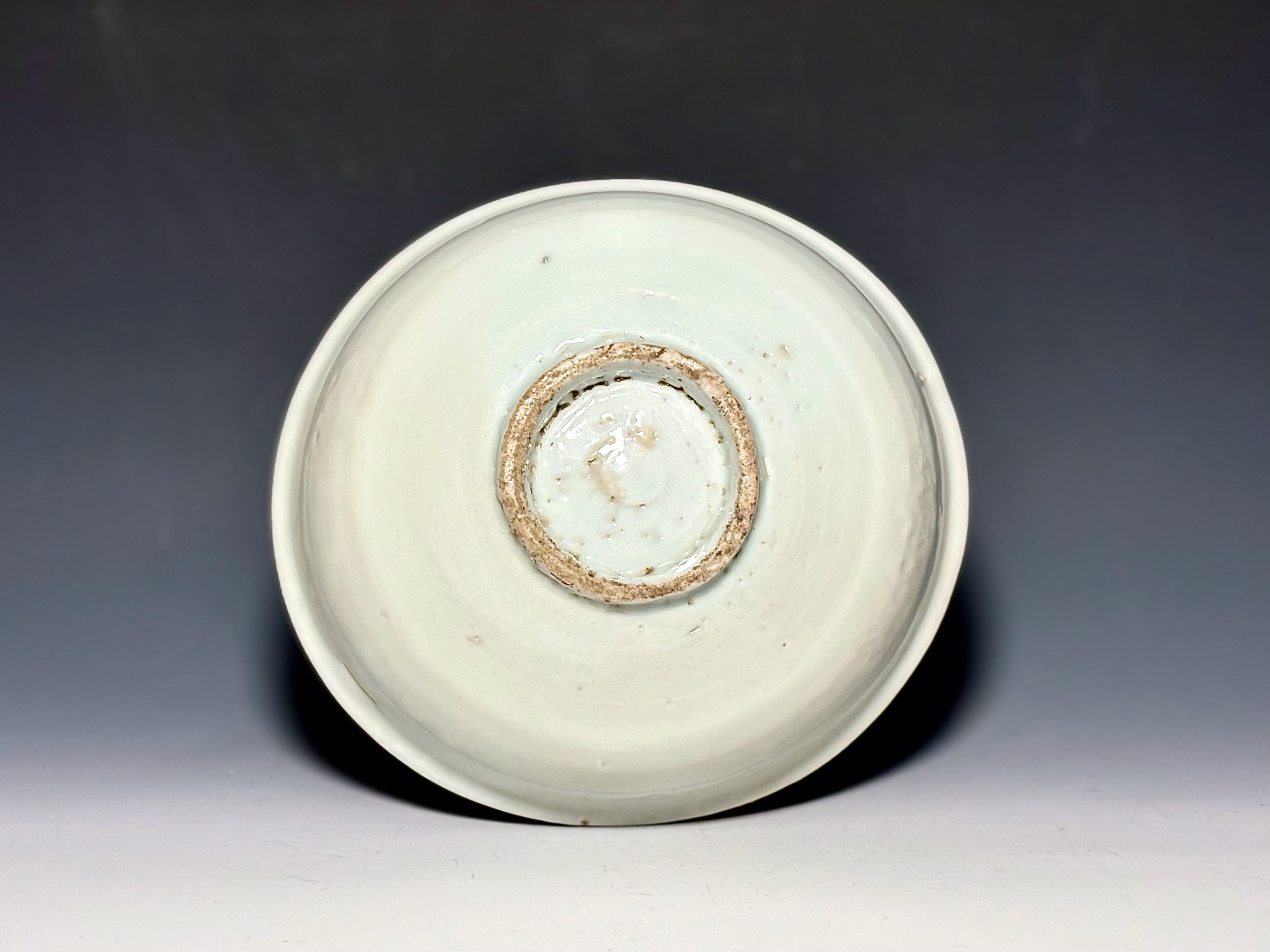 藍柿右衛門菊水文八角足付瓶 年代 : 1680〜1700年代 サイズ : 口径3cm